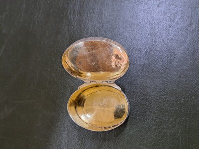 26871753e - Silberdeckeldose, wohl Frankreich, Anfang 19. Jh., Silber, oval, graviert und ziseliert, ...