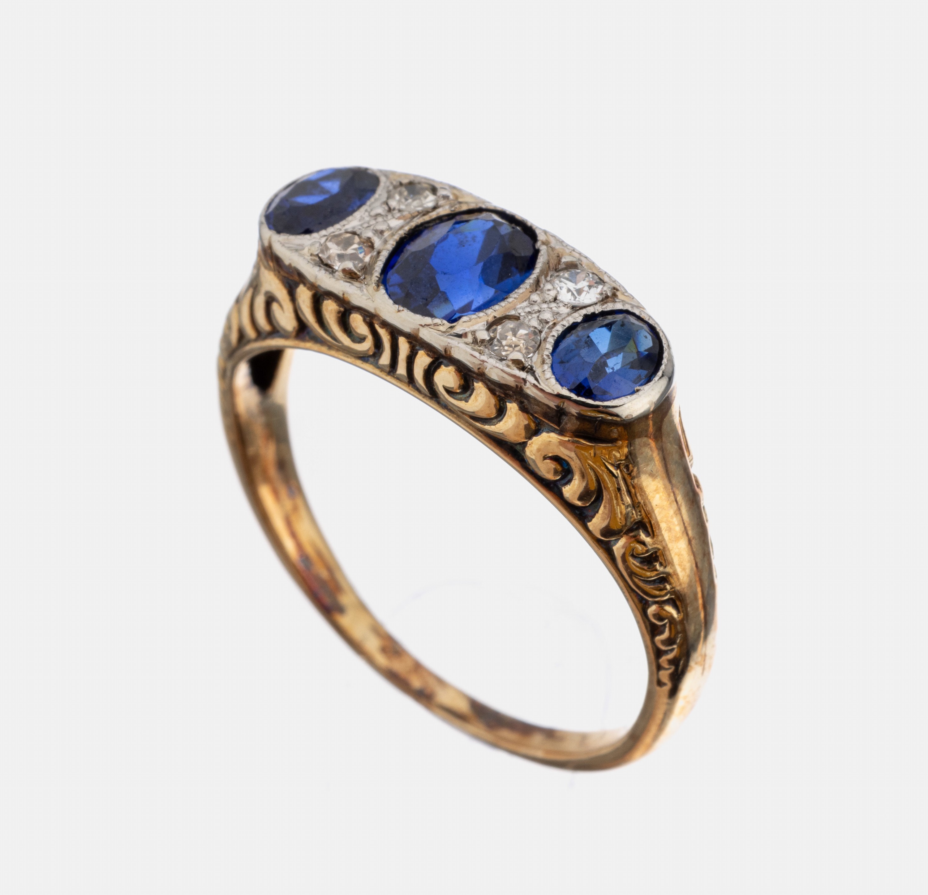 14 kt Gold Saphir-Diamant-Ring, um 1920, GG/WG 585/000 gepr., 3 ovalfacett. Saphire zus. ca. 0.60 ct, 4 8/8-Diamanten zus. ca. 0.04 ct Weiß/p, RW ...