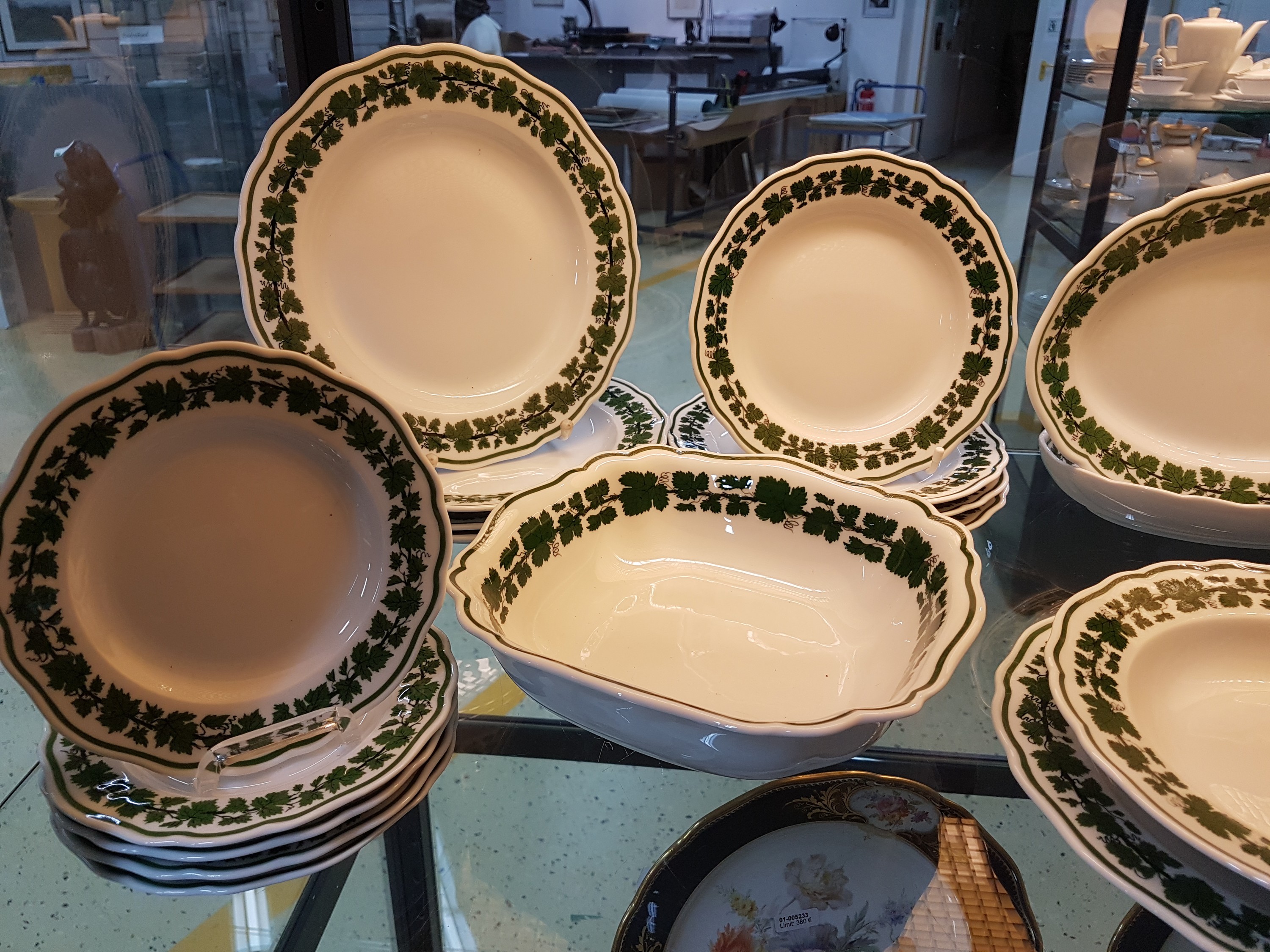 Detail a: Tafelservice, Meissen, 20. Jh., versch. Jahrgänge, teilweise 2. Wahl, voller grüner Weinkranz, 6 Tassen mit Untertassen, 5 kl. Dessertteller, 5 ...