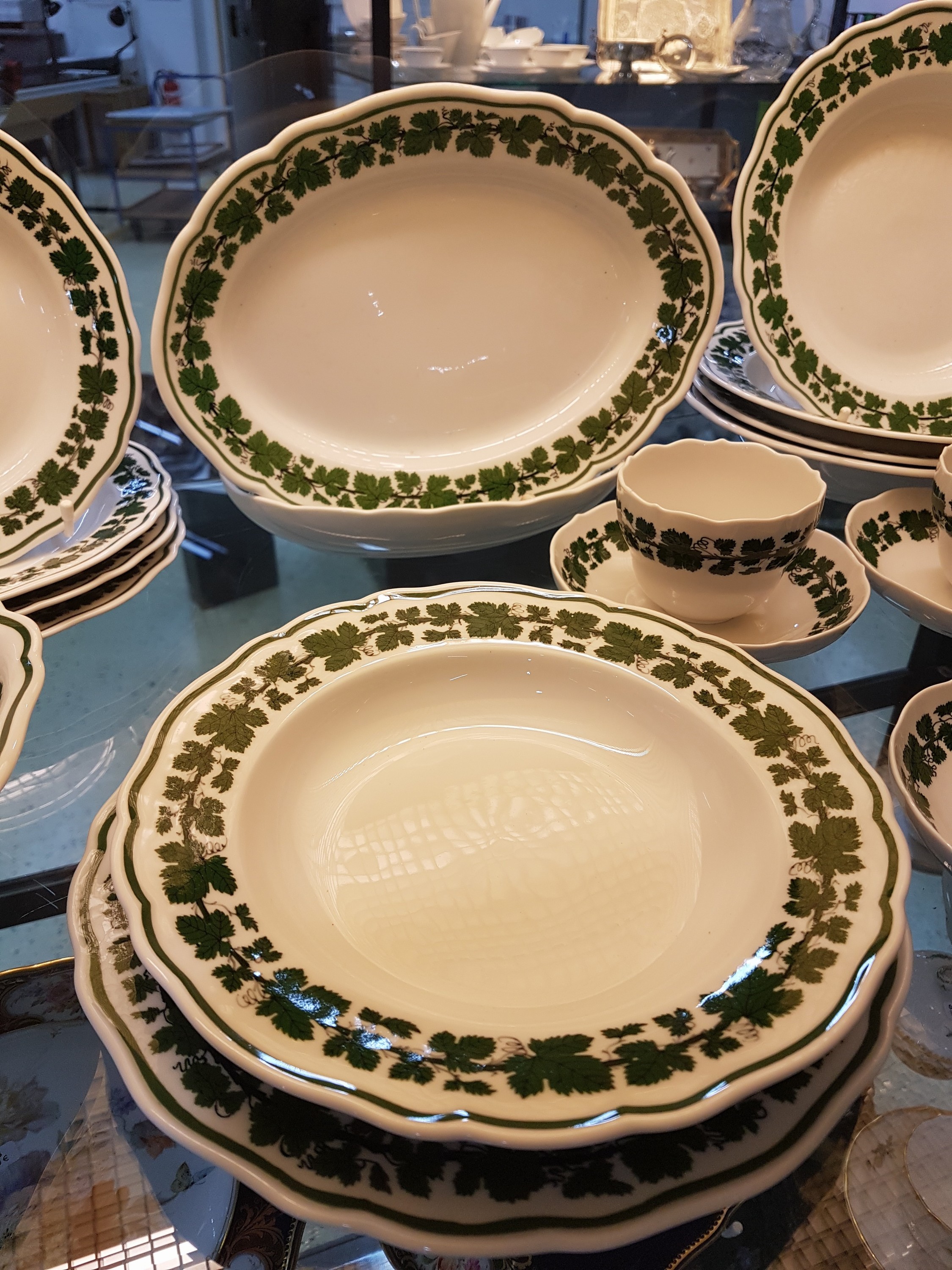 Detail b: Tafelservice, Meissen, 20. Jh., versch. Jahrgänge, teilweise 2. Wahl, voller grüner Weinkranz, 6 Tassen mit Untertassen, 5 kl. Dessertteller, 5 ...