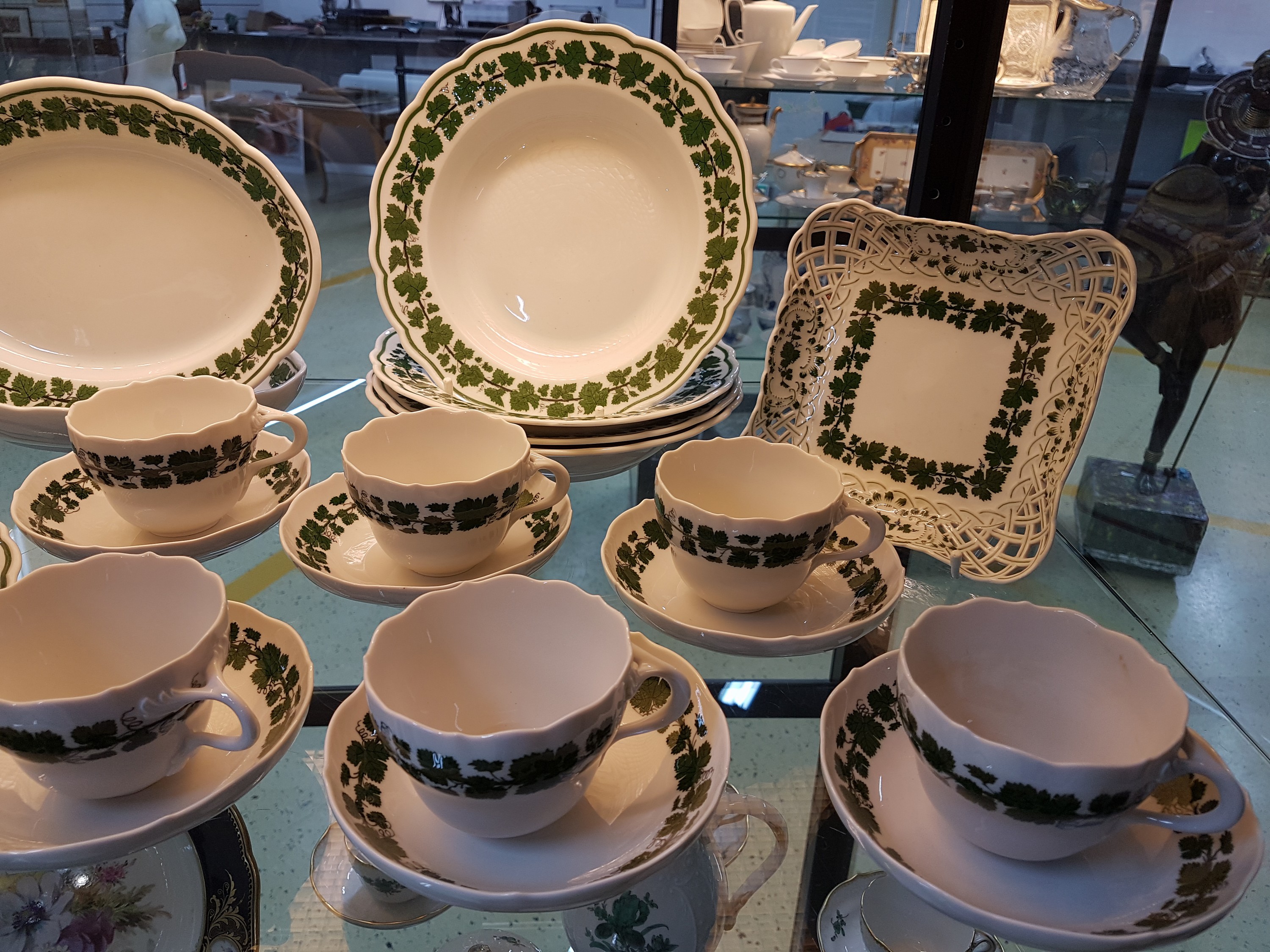 Detail c: Tafelservice, Meissen, 20. Jh., versch. Jahrgänge, teilweise 2. Wahl, voller grüner Weinkranz, 6 Tassen mit Untertassen, 5 kl. Dessertteller, 5 ...
