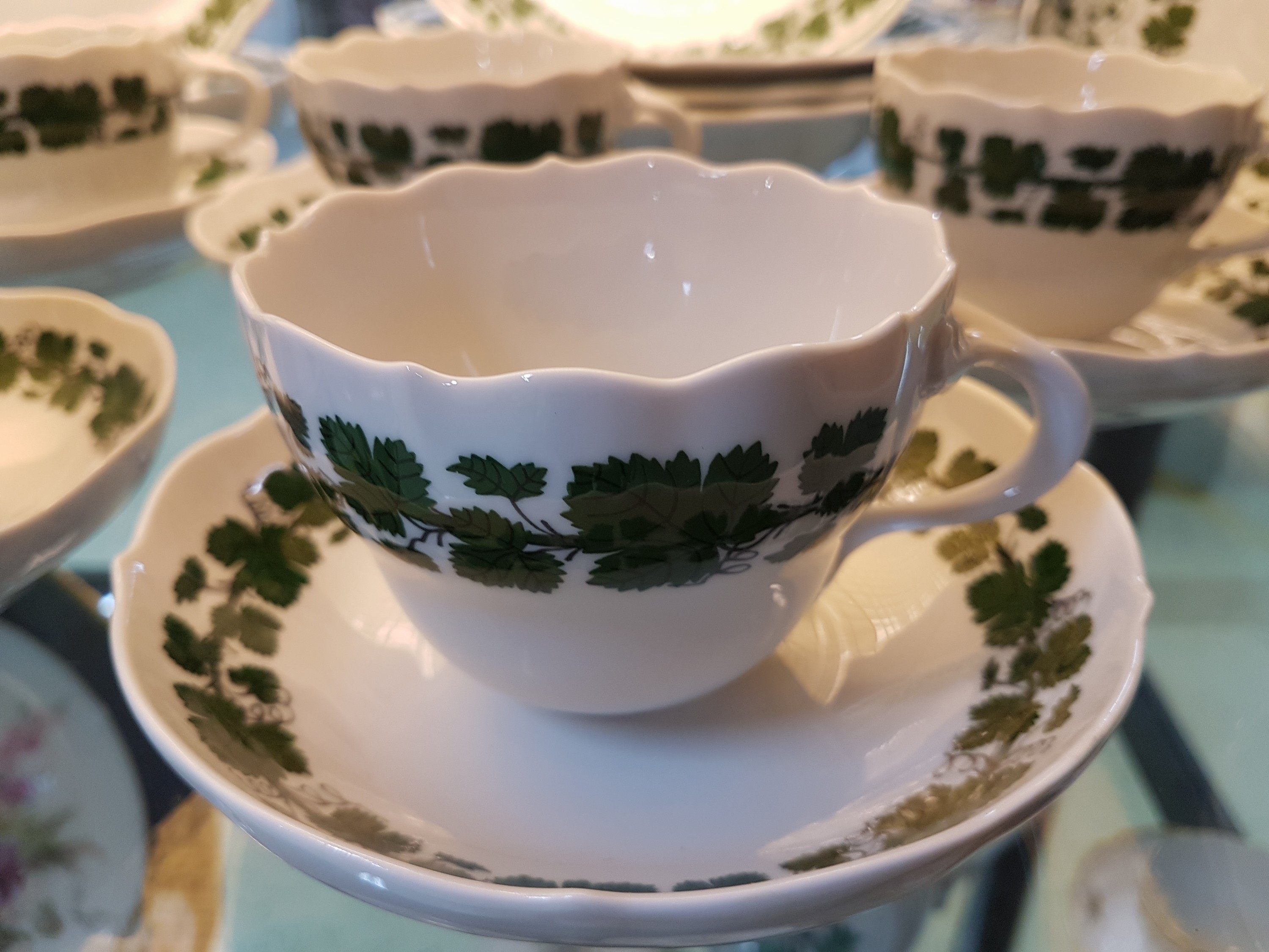 Detail d: Tafelservice, Meissen, 20. Jh., versch. Jahrgänge, teilweise 2. Wahl, voller grüner Weinkranz, 6 Tassen mit Untertassen, 5 kl. Dessertteller, 5 ...