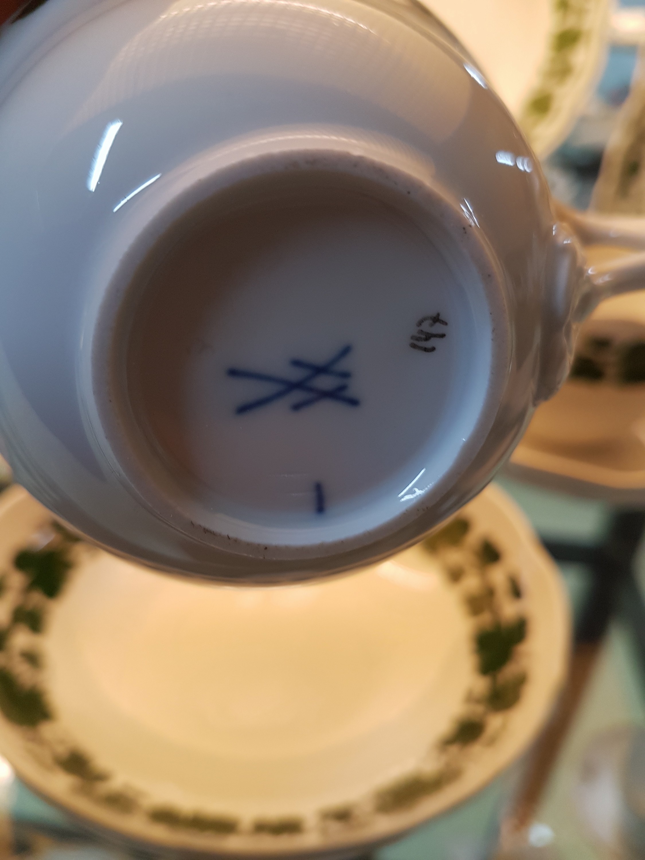 Detail e: Tafelservice, Meissen, 20. Jh., versch. Jahrgänge, teilweise 2. Wahl, voller grüner Weinkranz, 6 Tassen mit Untertassen, 5 kl. Dessertteller, 5 ...