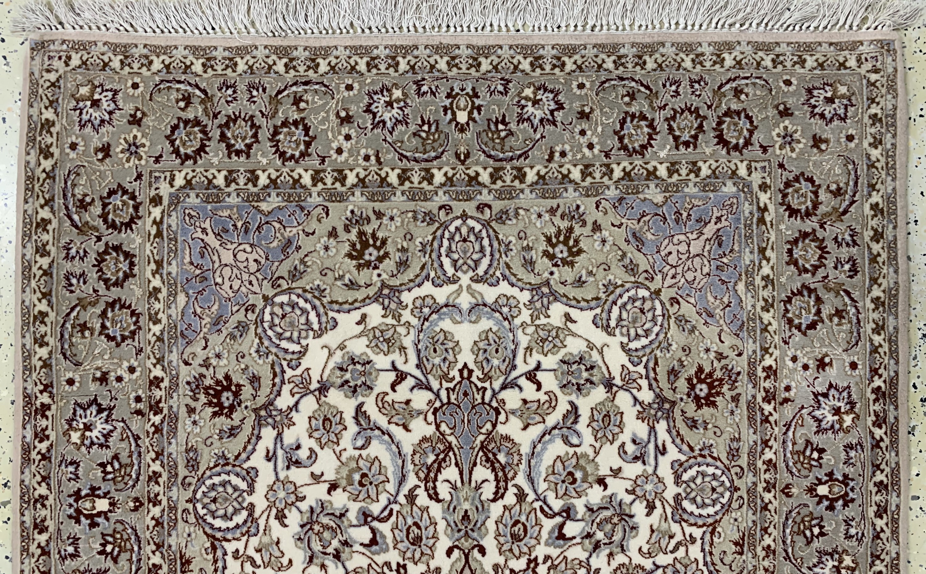 Detail a: Esfahan fein, Persien, Neuwertig, Korkwollemit und auf Seide, ca. 173 x 110 cm, EHZ: 2