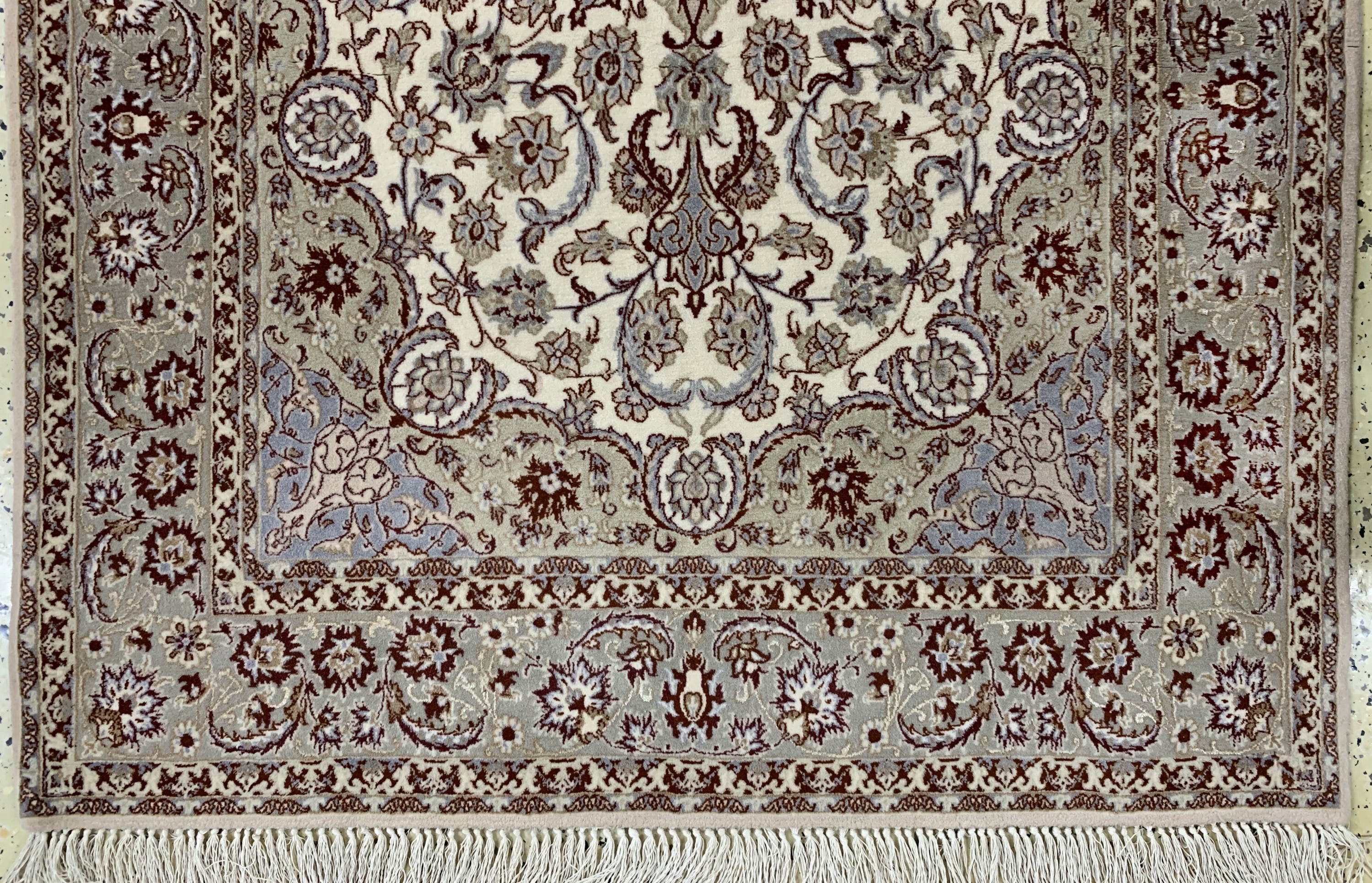 Detail c: Esfahan fein, Persien, Neuwertig, Korkwollemit und auf Seide, ca. 173 x 110 cm, EHZ: 2