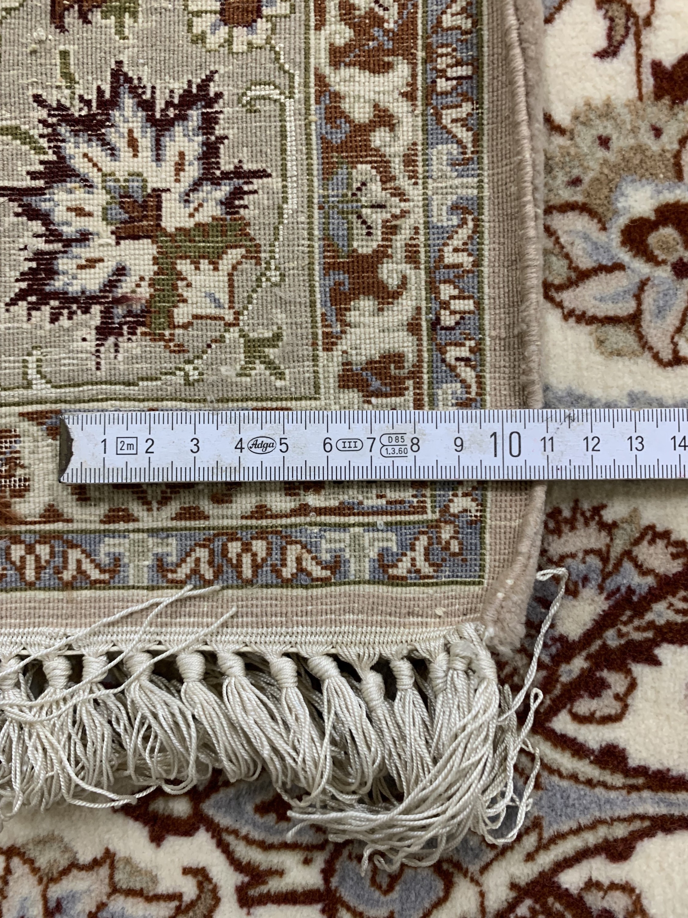 Detail e: Esfahan fein, Persien, Neuwertig, Korkwollemit und auf Seide, ca. 173 x 110 cm, EHZ: 2
