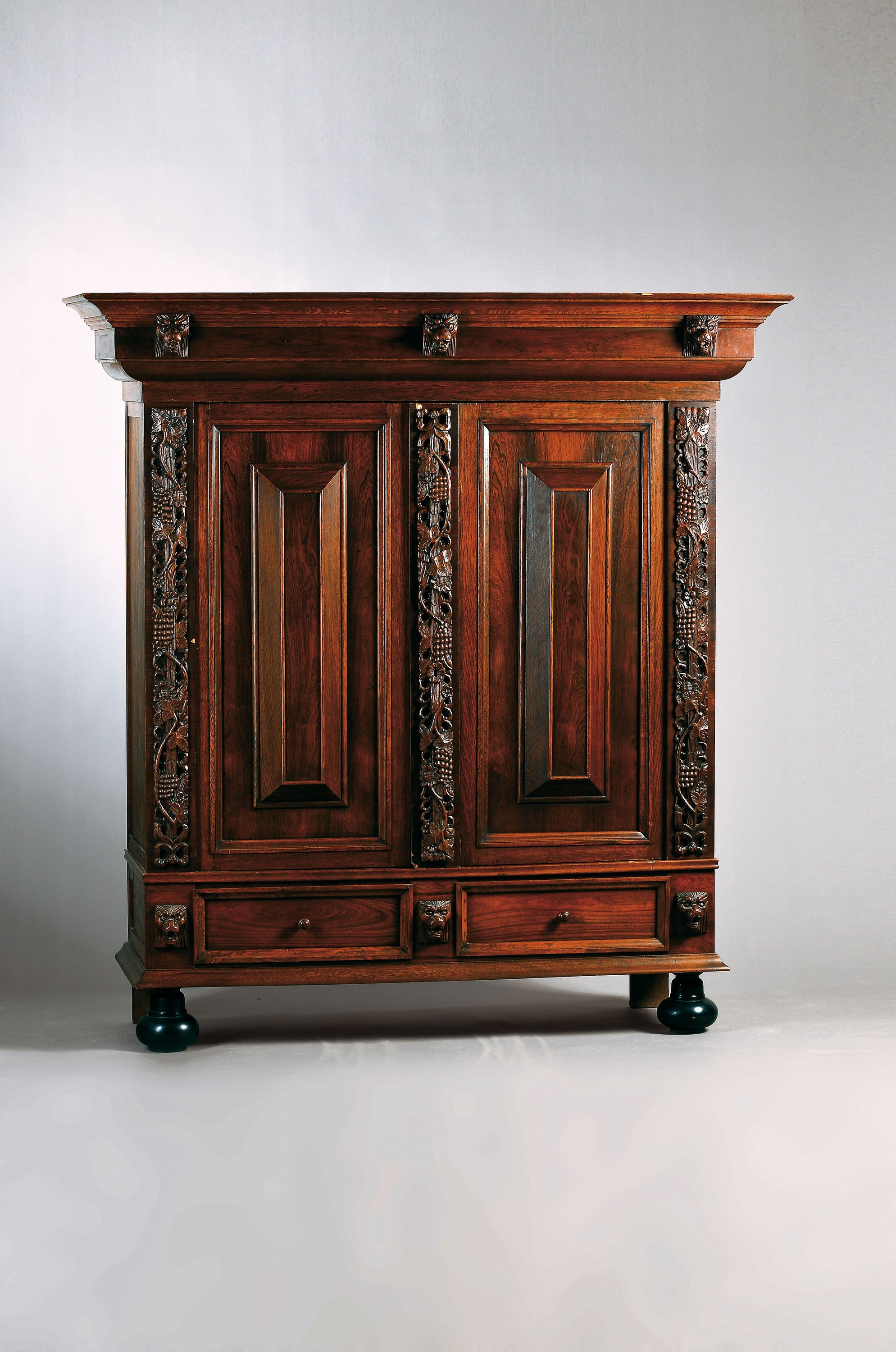 Kissenschrank, Niederlande, 2.H. 20.Jh., Eiche massiv, aufgelegte Schnitzereien aus floralen Dekorationen, Früchten und Löwenköpfen, Sockel mit 2 ...