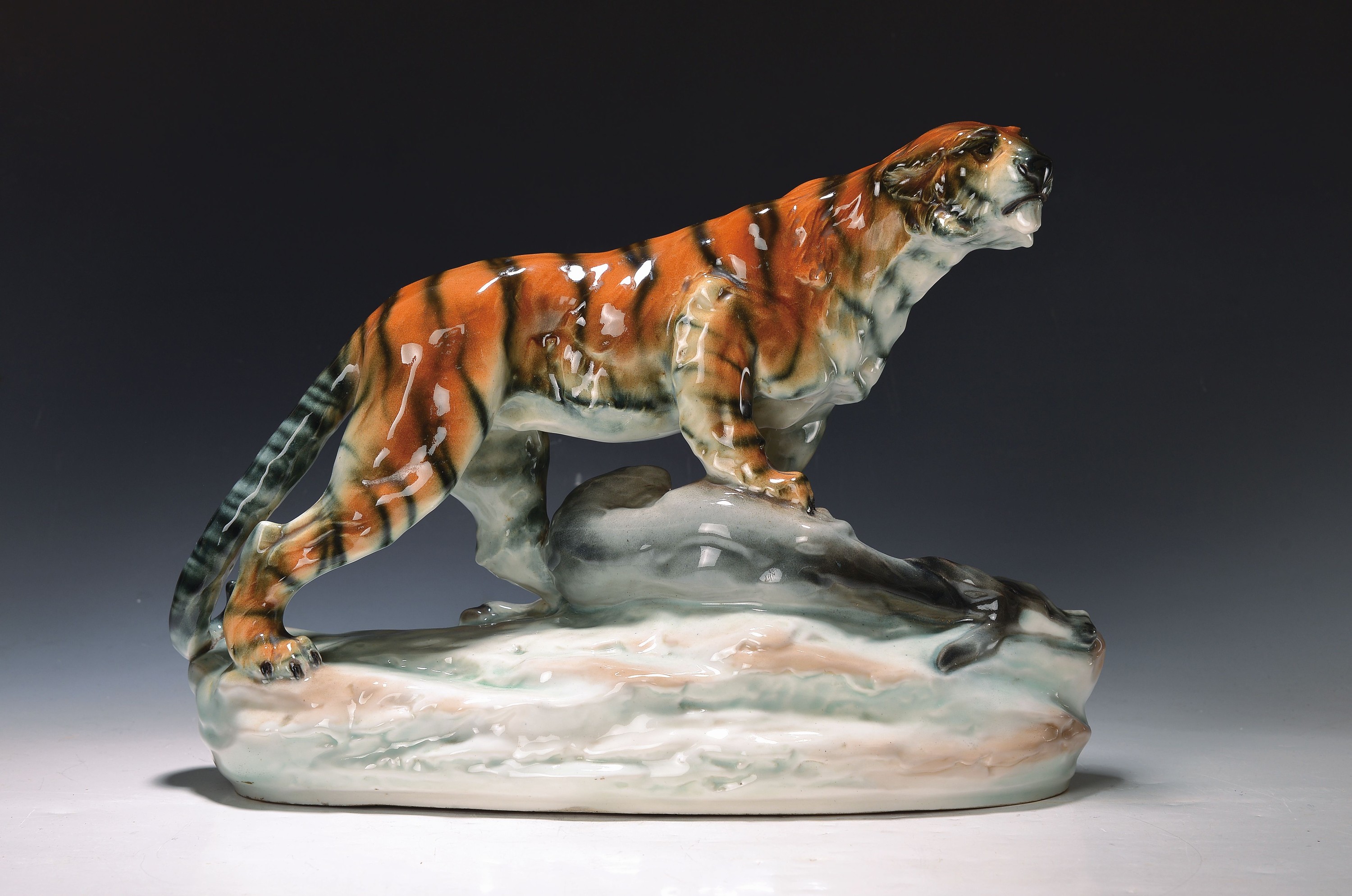 Große Skulptur, Amphora, Tschechoslowakei, um 1910/15, stehender Tiger über erlegtem Esel, Porzellan, polychrome Bemalung, naturalistische ...