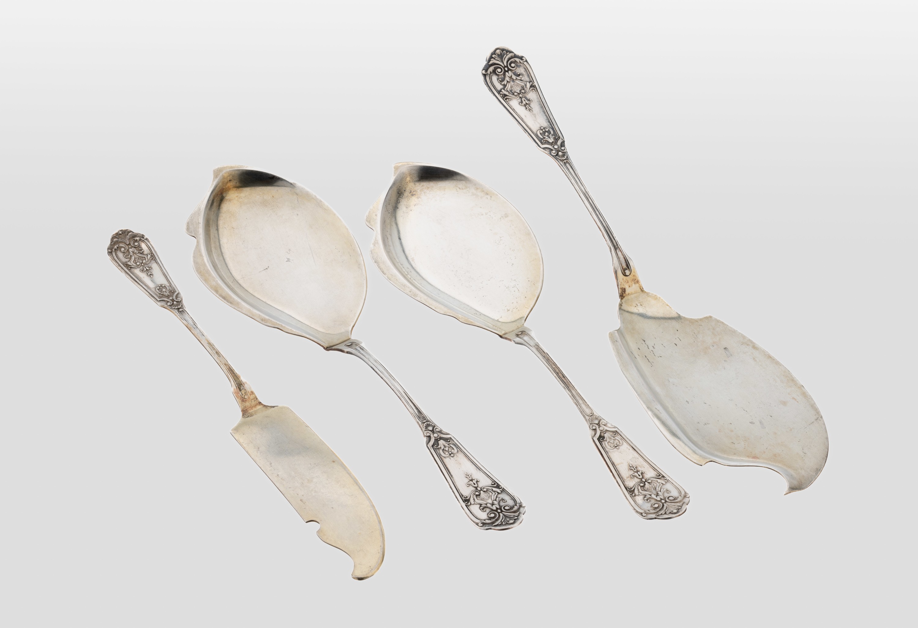 4 Vorlegeteile, deutsch um 1900, 800er Silber,bez. Posen, historizistischer Dekor mit Jugendstilanklängen, best. aus 4 versch. Hebern, fein ...