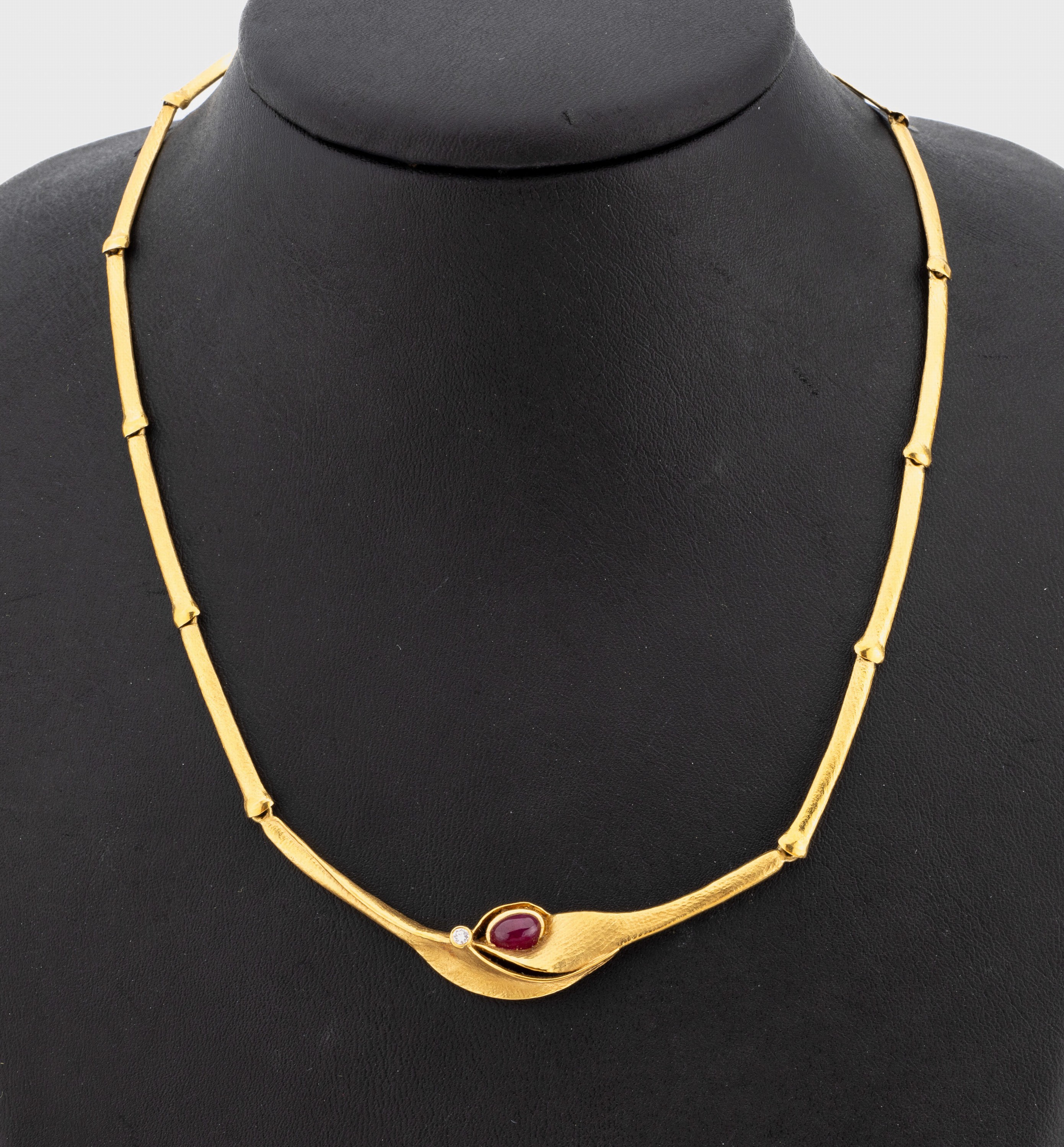 14 kt Gold Rubin-Diamant-Collier, GG 585/000, satiniert, Johannes KIENAST, Worms, ovaler Rubin-Cabochon, 1 Brillant ca. 0.05 ct feines Weiß/vs, L. ...