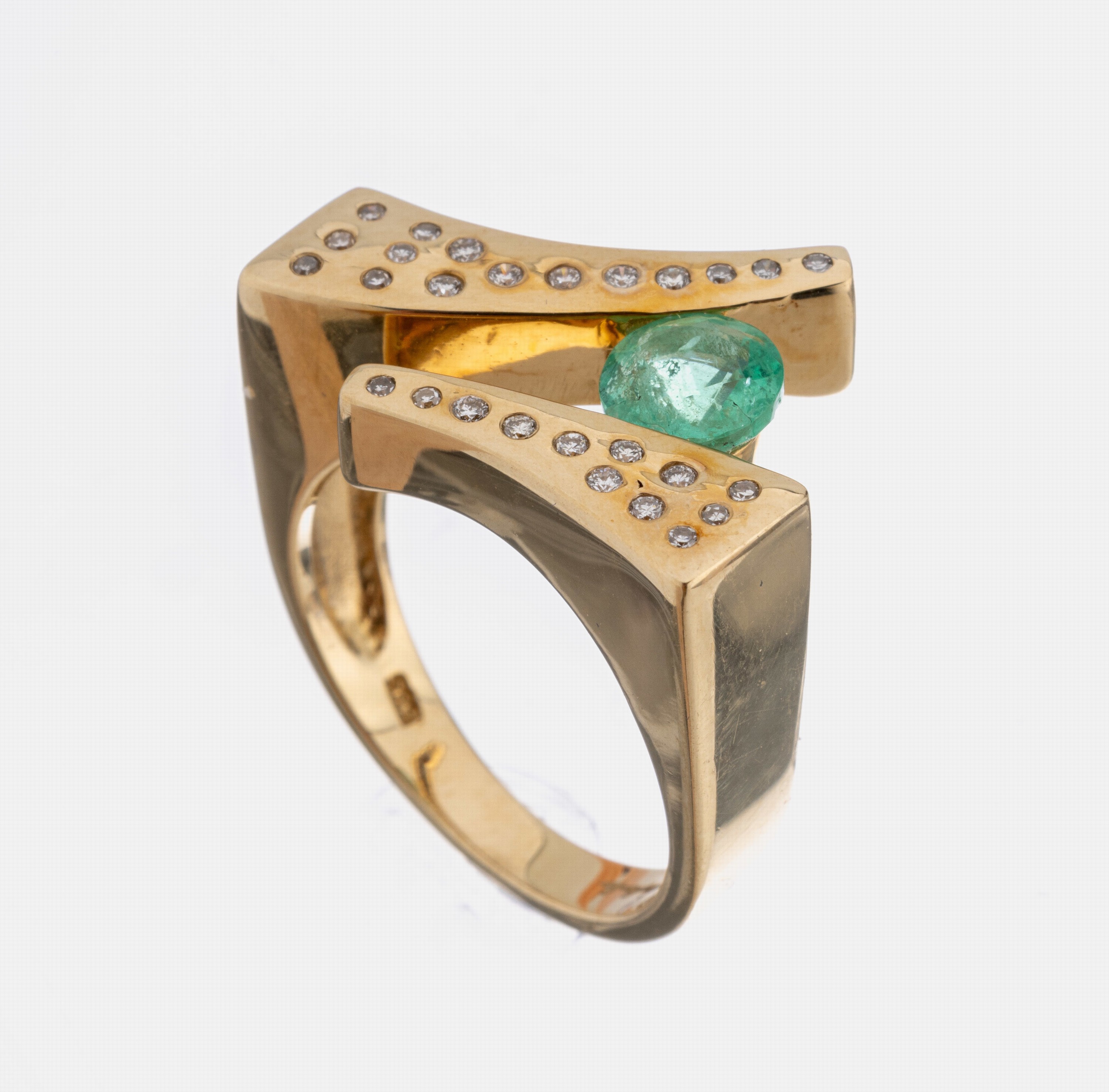 14 kt Gold Brillant-Smaragd-Ring, GG 585/000, rundfacett. äthiopischer Smaragd ca. 0.73 ct, 15 Brillanten zus. ca. 0.107 ct feines Weiß-Weiß/si, ...