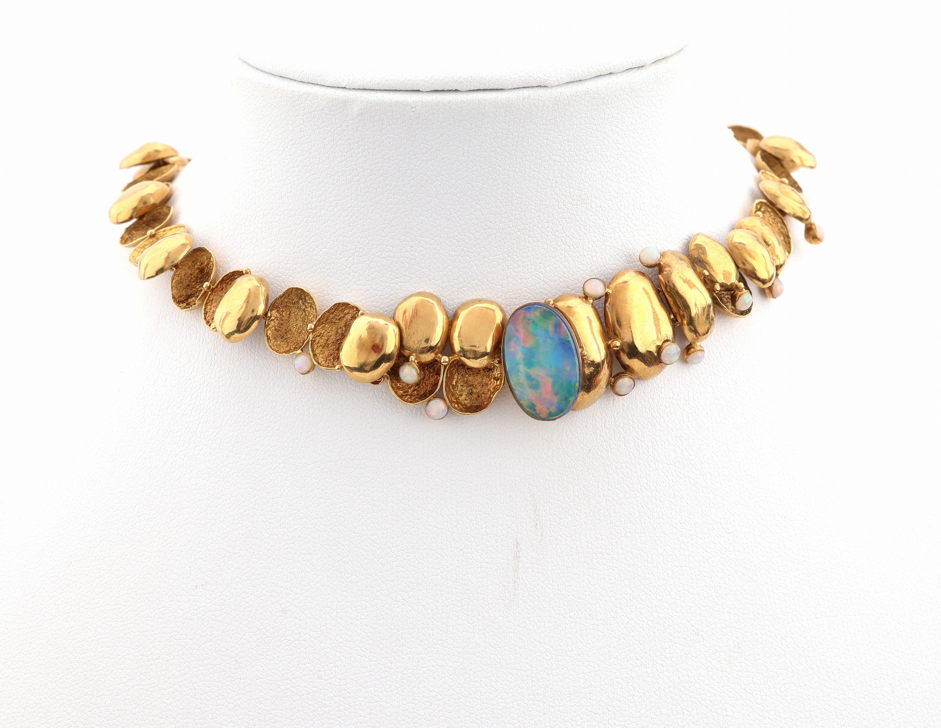 18 kt Gold Opal-Collier, GG 750/000, Einzelanfertigung, Glieder z.T. poliert und z.T. strukturiert, einzelne Glieder mit kl. Opalbesatz, mittig ...