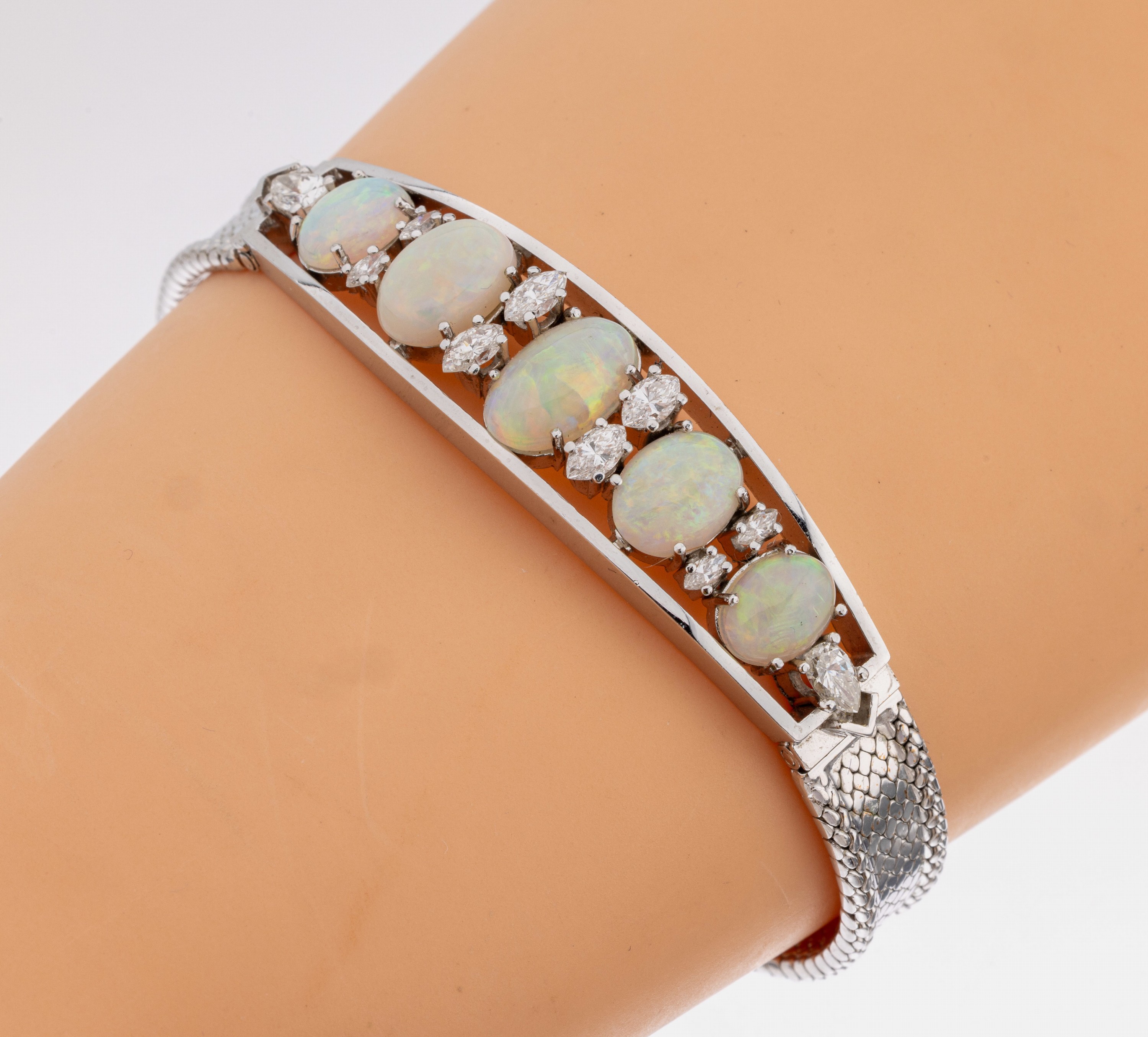 18 kt Gold Opal-Brillant-Armband, WG 750/000, 5 Opal-Cabochons zus. ca. 7.0 ct, 2 Diamant-Tropfen zus. ca. 0.40 ct feines Weiß/vs, 8 ...