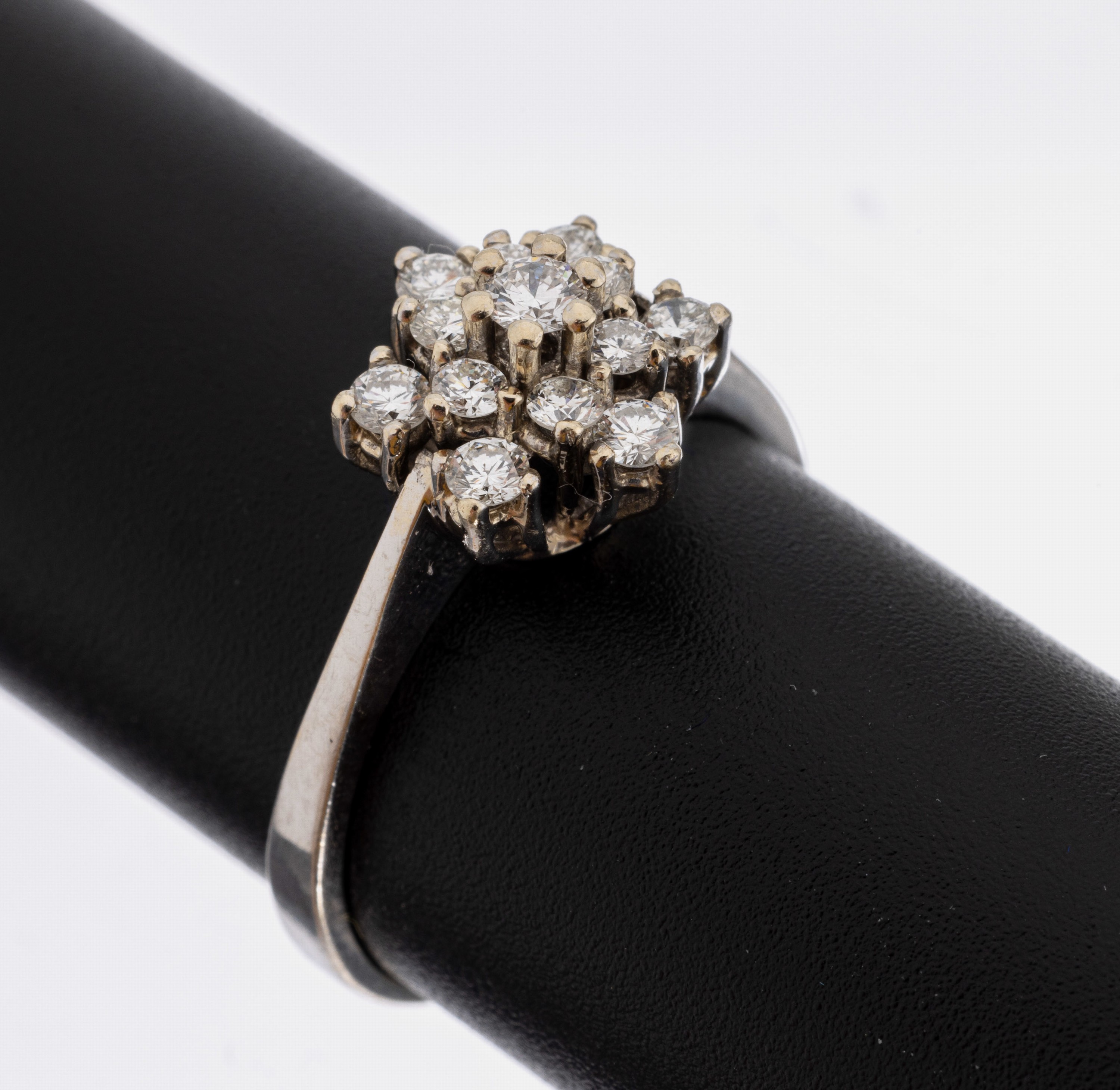 14 kt Gold Brillant-Ring, "Blüte", WG 585/000, 13 Brillanten zus. ca. 0.50 ct Weiß/si, RW 55.5, ca. 2.8 g