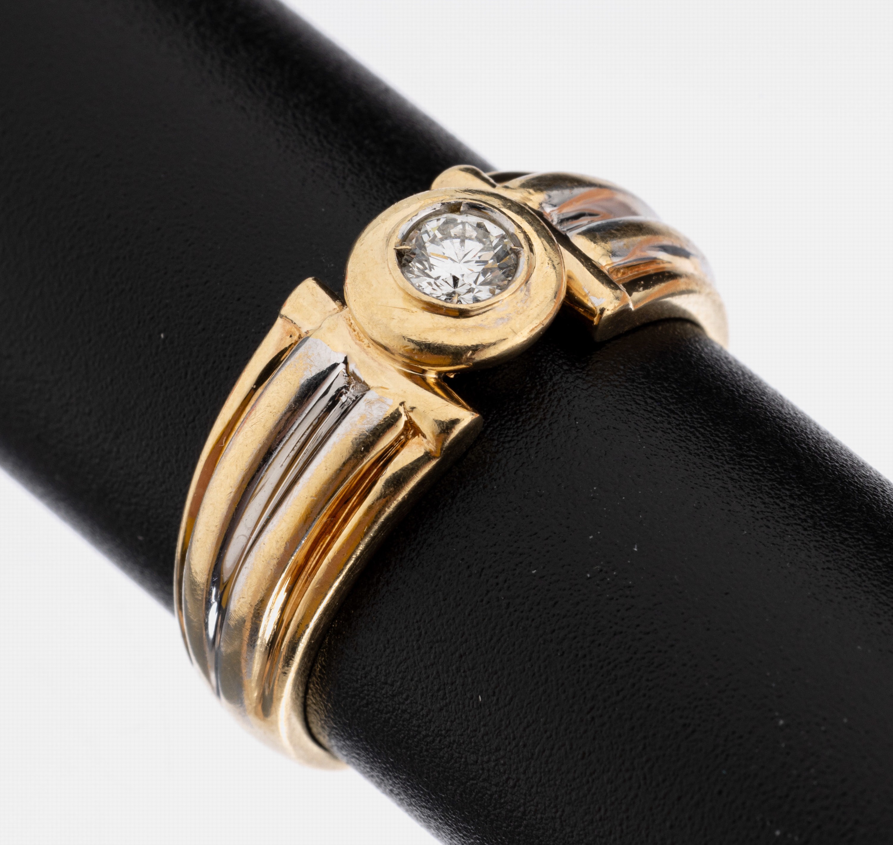 14 kt Gold Brillant-Ring, GG/WG 585/000, mittig mit einem Brillant ca. 0.20 ct Weiß/si,RW 56, ca. 5 g