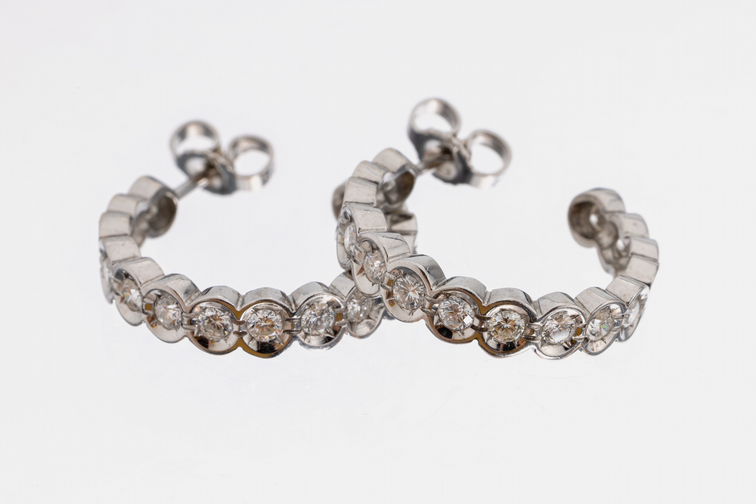 Paar 14 kt Gold Brillant-Ohrstecker, WG 585/000, bes. mit 30 Brillanten zus. ca. 1.20 ct Weiß/si, D. ca. 2 cm, ca. 4.7 g