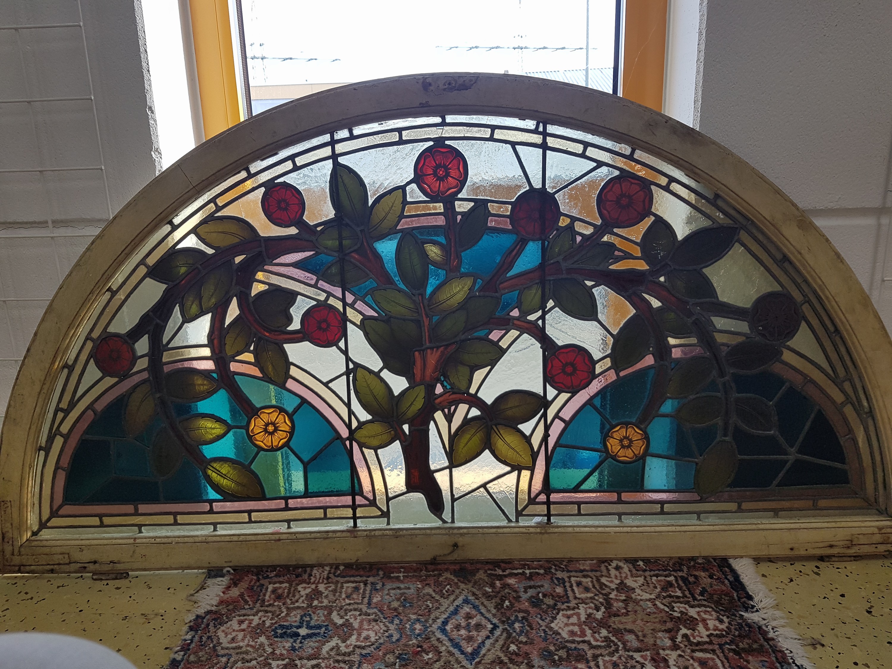 Detail a: Bleiglasfenster, wohl Belgien, um 1900, farbiges Glas mit Blei-Stegen, Holzrahmen, Blütenzweigdekor, bogenförmig als Kämpferfenster verwandt, ...