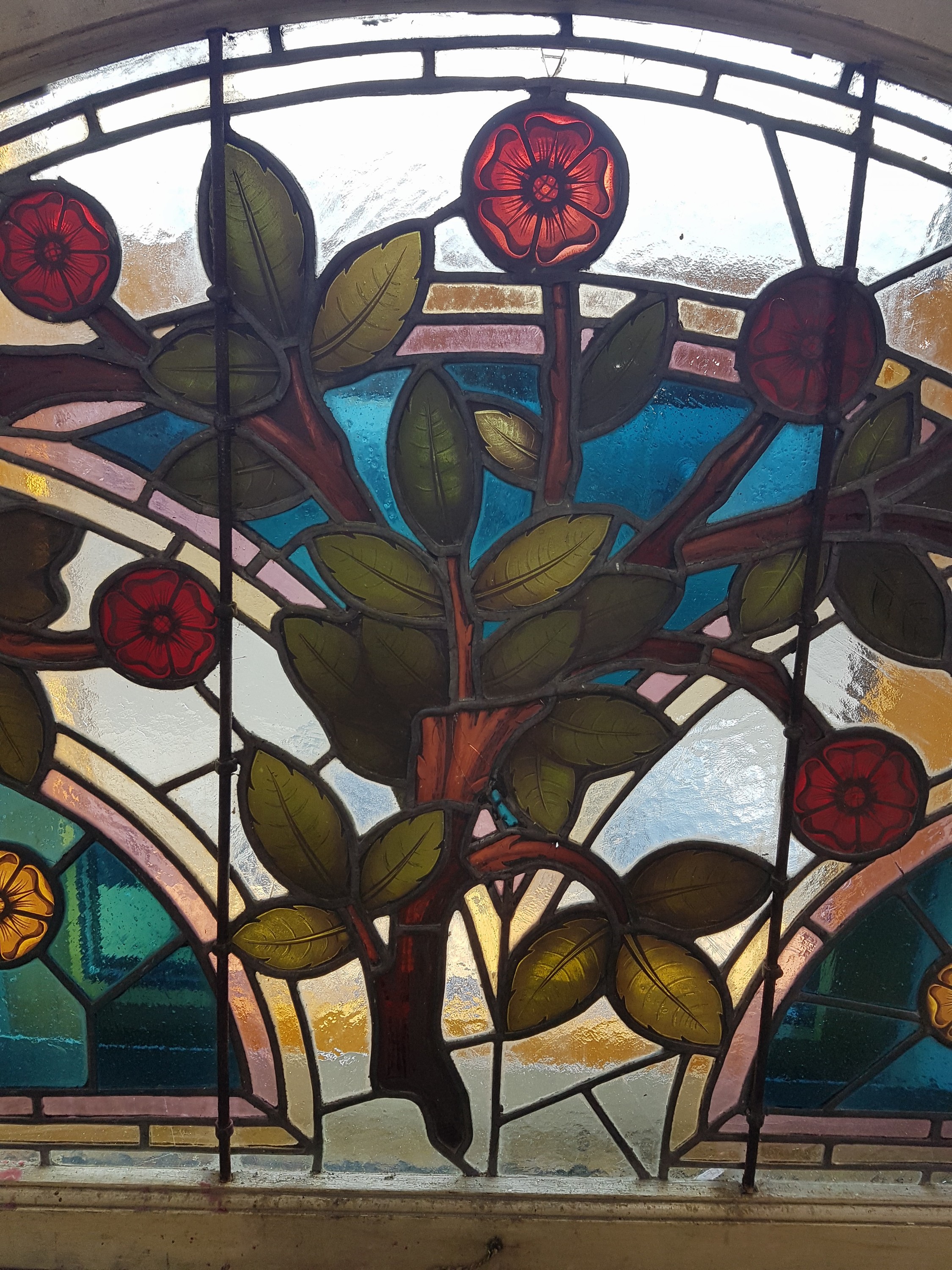 Detail e: Bleiglasfenster, wohl Belgien, um 1900, farbiges Glas mit Blei-Stegen, Holzrahmen, Blütenzweigdekor, bogenförmig als Kämpferfenster verwandt, ...