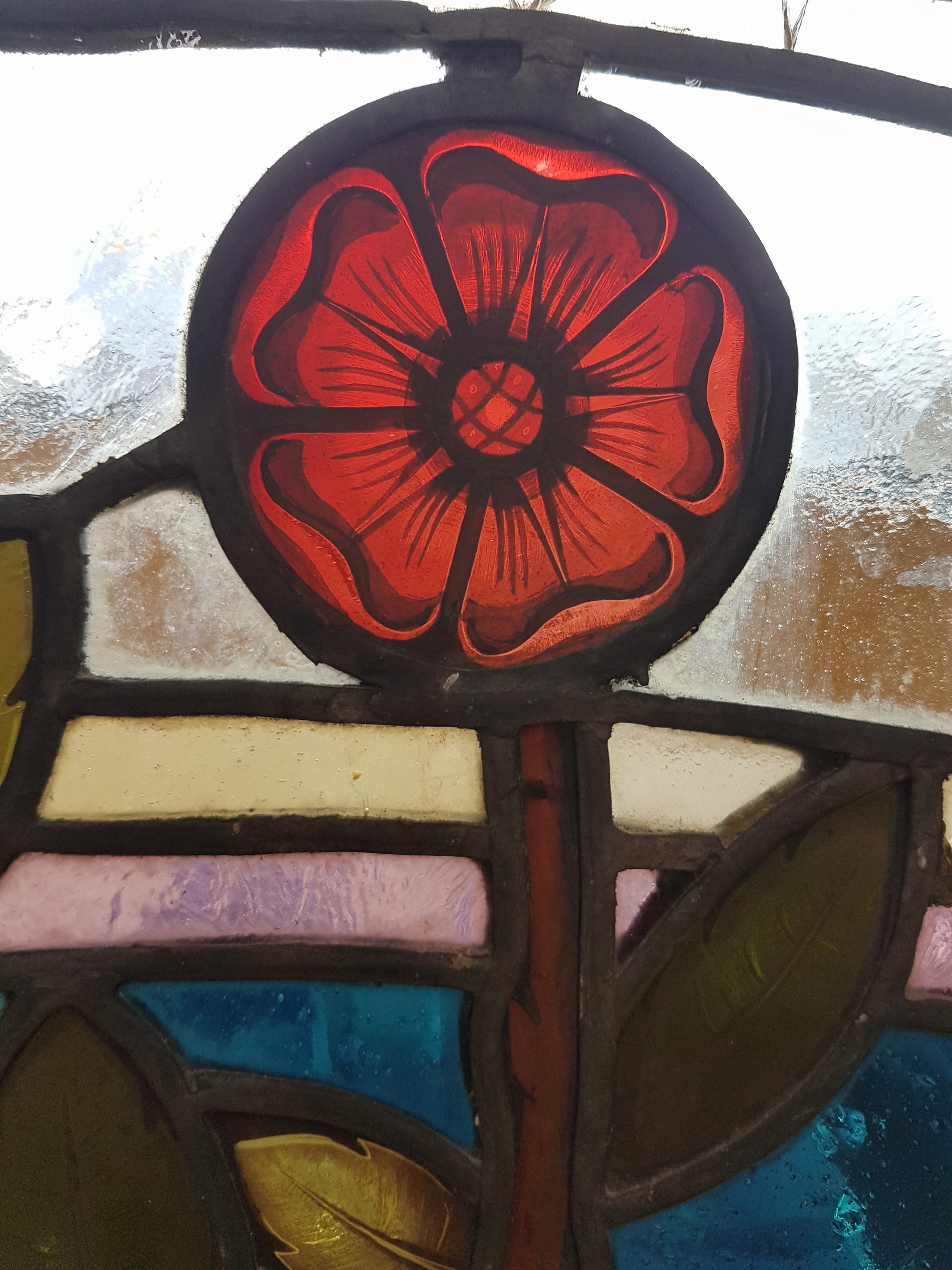 Detail f: Bleiglasfenster, wohl Belgien, um 1900, farbiges Glas mit Blei-Stegen, Holzrahmen, Blütenzweigdekor, bogenförmig als Kämpferfenster verwandt, ...