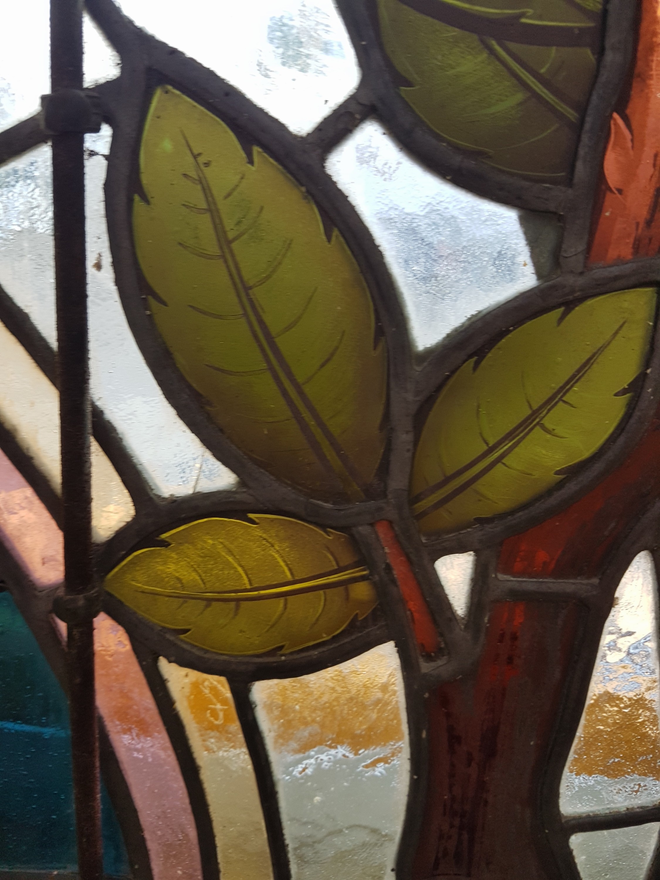 Detail g: Bleiglasfenster, wohl Belgien, um 1900, farbiges Glas mit Blei-Stegen, Holzrahmen, Blütenzweigdekor, bogenförmig als Kämpferfenster verwandt, ...