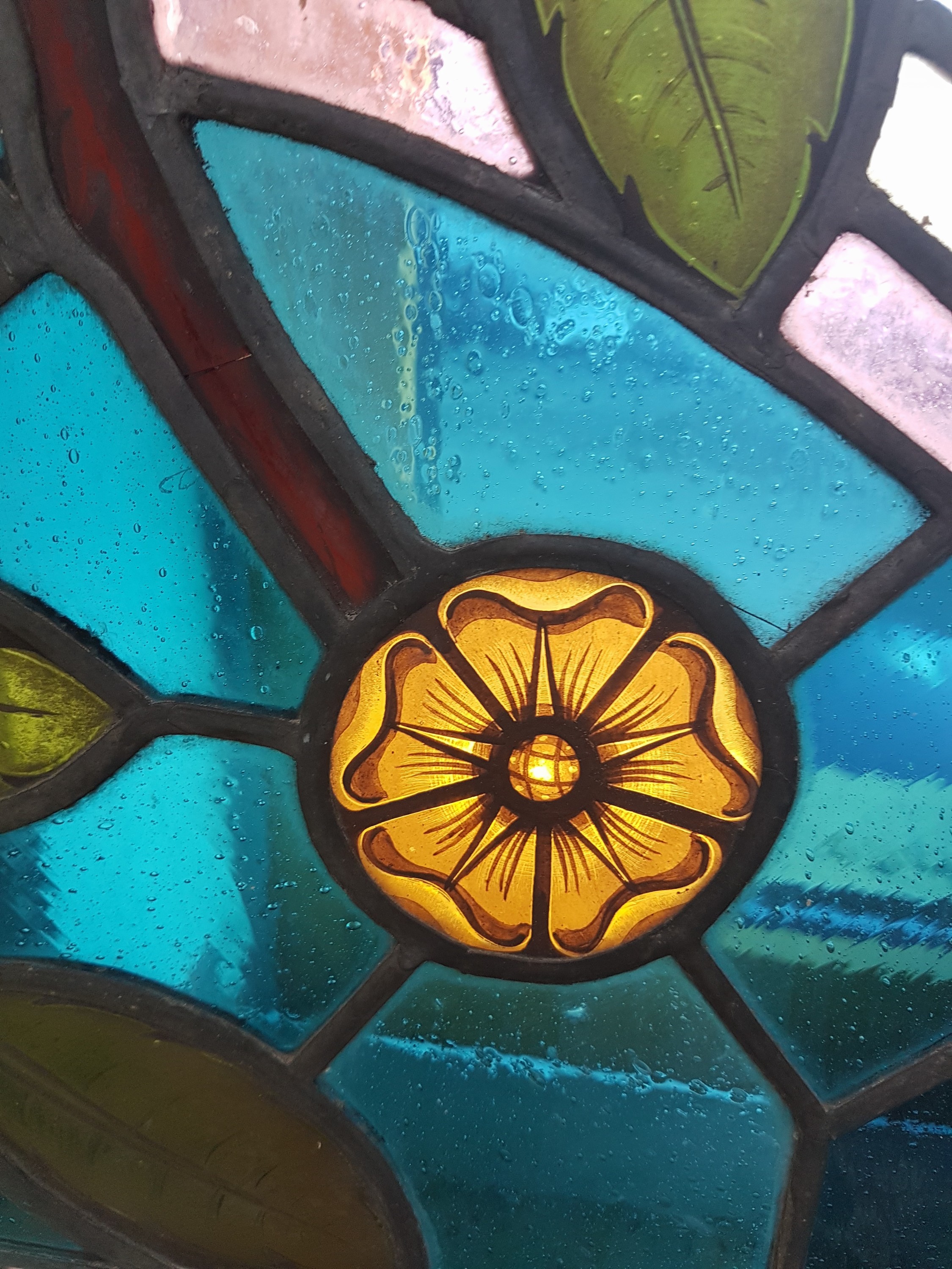 Detail h: Bleiglasfenster, wohl Belgien, um 1900, farbiges Glas mit Blei-Stegen, Holzrahmen, Blütenzweigdekor, bogenförmig als Kämpferfenster verwandt, ...