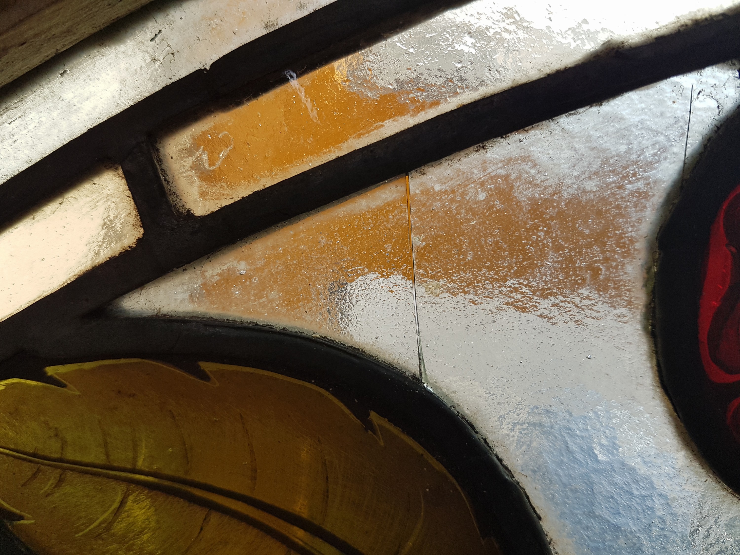 Detail i: Bleiglasfenster, wohl Belgien, um 1900, farbiges Glas mit Blei-Stegen, Holzrahmen, Blütenzweigdekor, bogenförmig als Kämpferfenster verwandt, ...