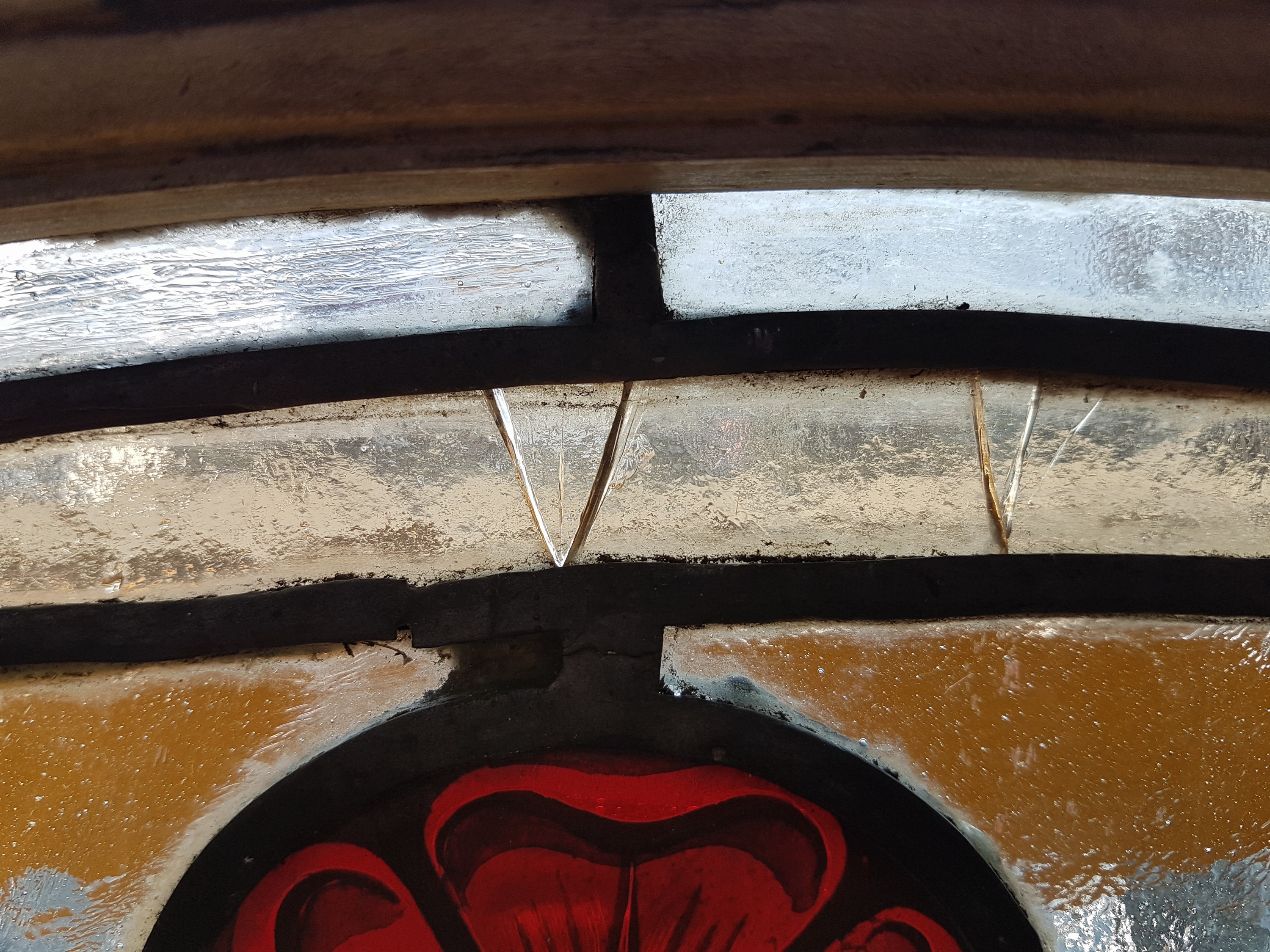 Detail j: Bleiglasfenster, wohl Belgien, um 1900, farbiges Glas mit Blei-Stegen, Holzrahmen, Blütenzweigdekor, bogenförmig als Kämpferfenster verwandt, ...