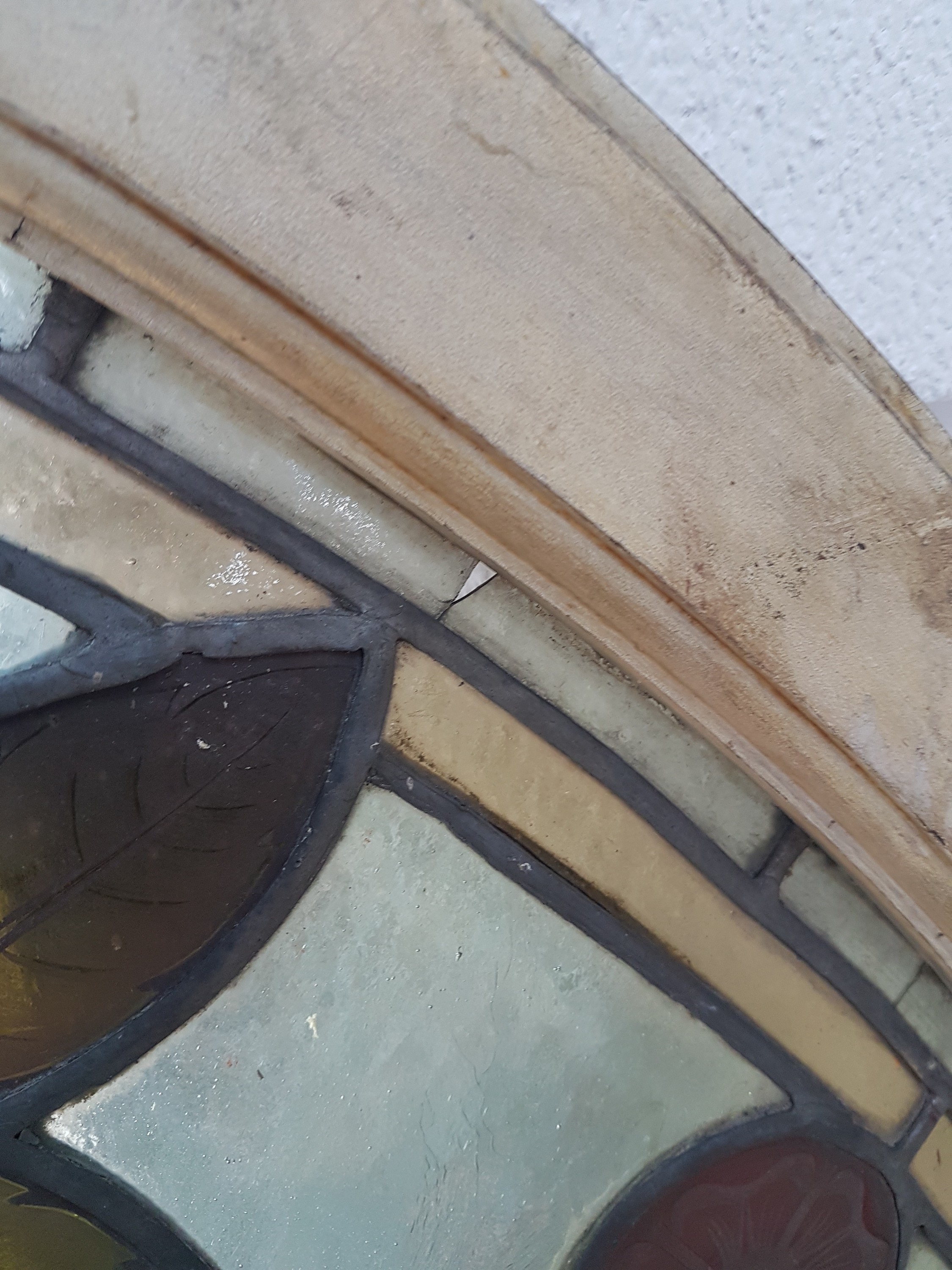 Detail k: Bleiglasfenster, wohl Belgien, um 1900, farbiges Glas mit Blei-Stegen, Holzrahmen, Blütenzweigdekor, bogenförmig als Kämpferfenster verwandt, ...