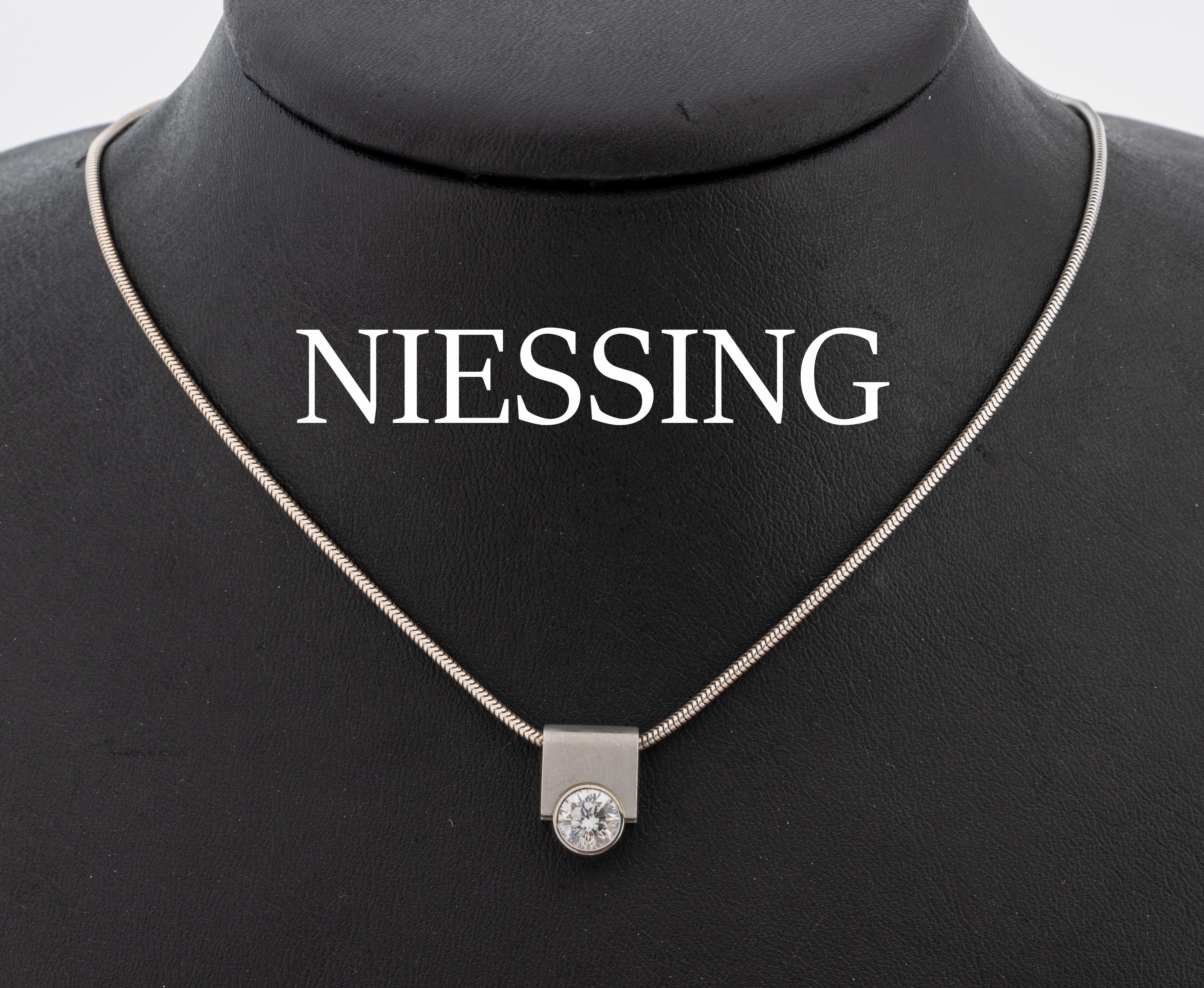 Platin NIESSING Brillant-Anhänger, Platin 950/000, 1 Brillant ca. 0.75 ct Weiß/si2, an 18 kt Gold Schlangenkette, WG 750/000, L. ca. 45 cm, ca. ...