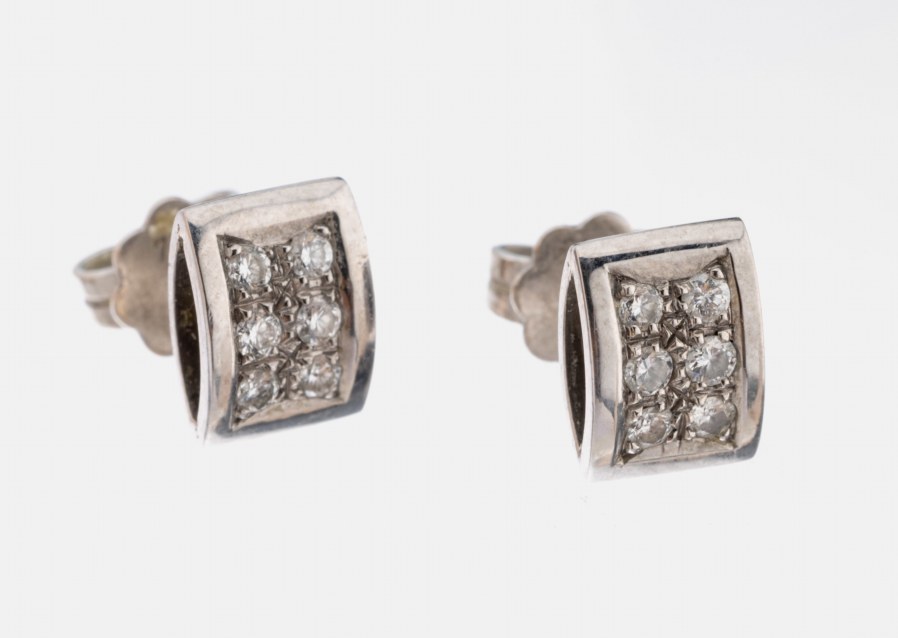 Paar 18 kt Gold Brillant-Ohrstecker, WG 750/000, 12 Brillanten zus. ca. 0.24 ct Weiß/si, ca. 3.2 g, ca. 8.2 x 6.2 mm