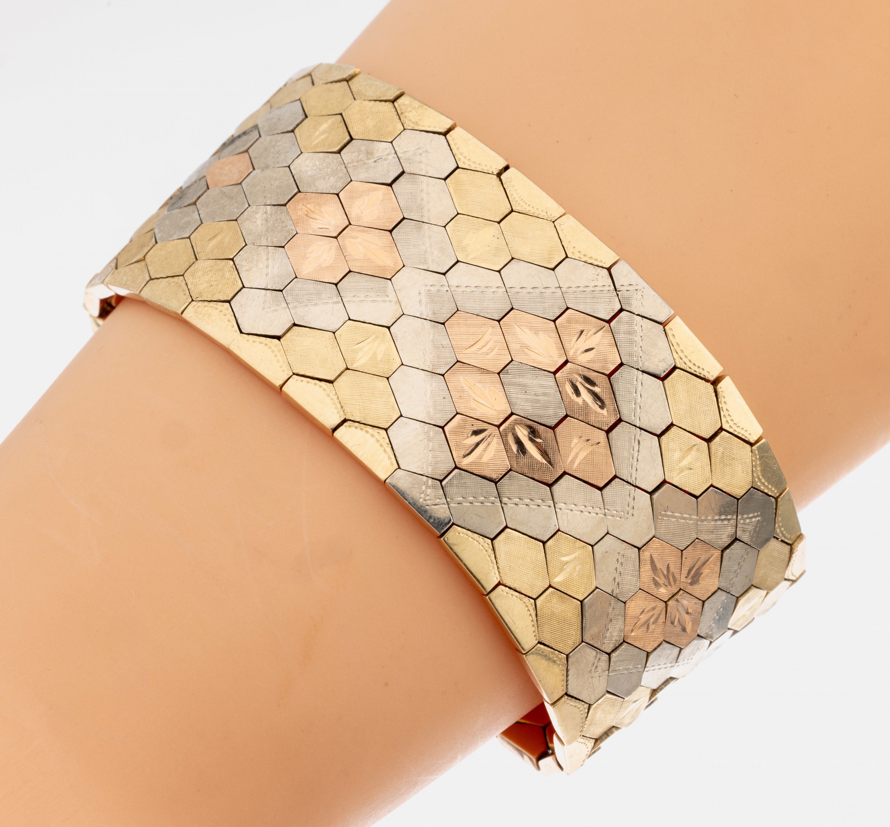 14 kt Gold Armband, GG/WG/RG 585/000, teilmattiert und graviert, ca. 79.0 g, L. ca. 21 cm, B. ca. 3 cm, Kastenschloss mit 2 Sicherheitsachten