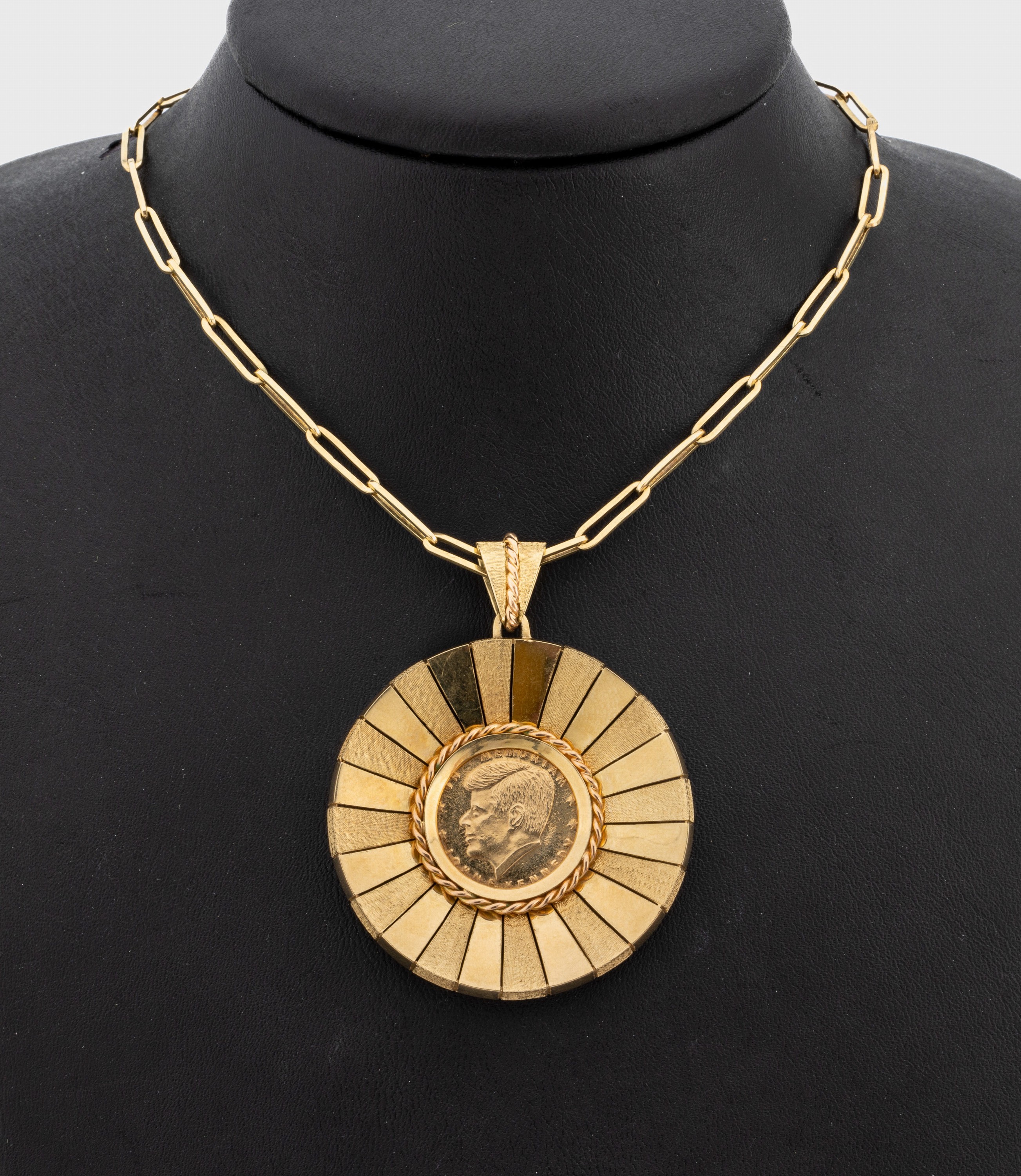 14 kt Gold Anhänger mit Medaille, GG 585/000, teilstrukturiert, gefasste Kennedy Medaille, an Kette, L. ca. 80 cm, Federingschließe, D. ca. 4.5 ...