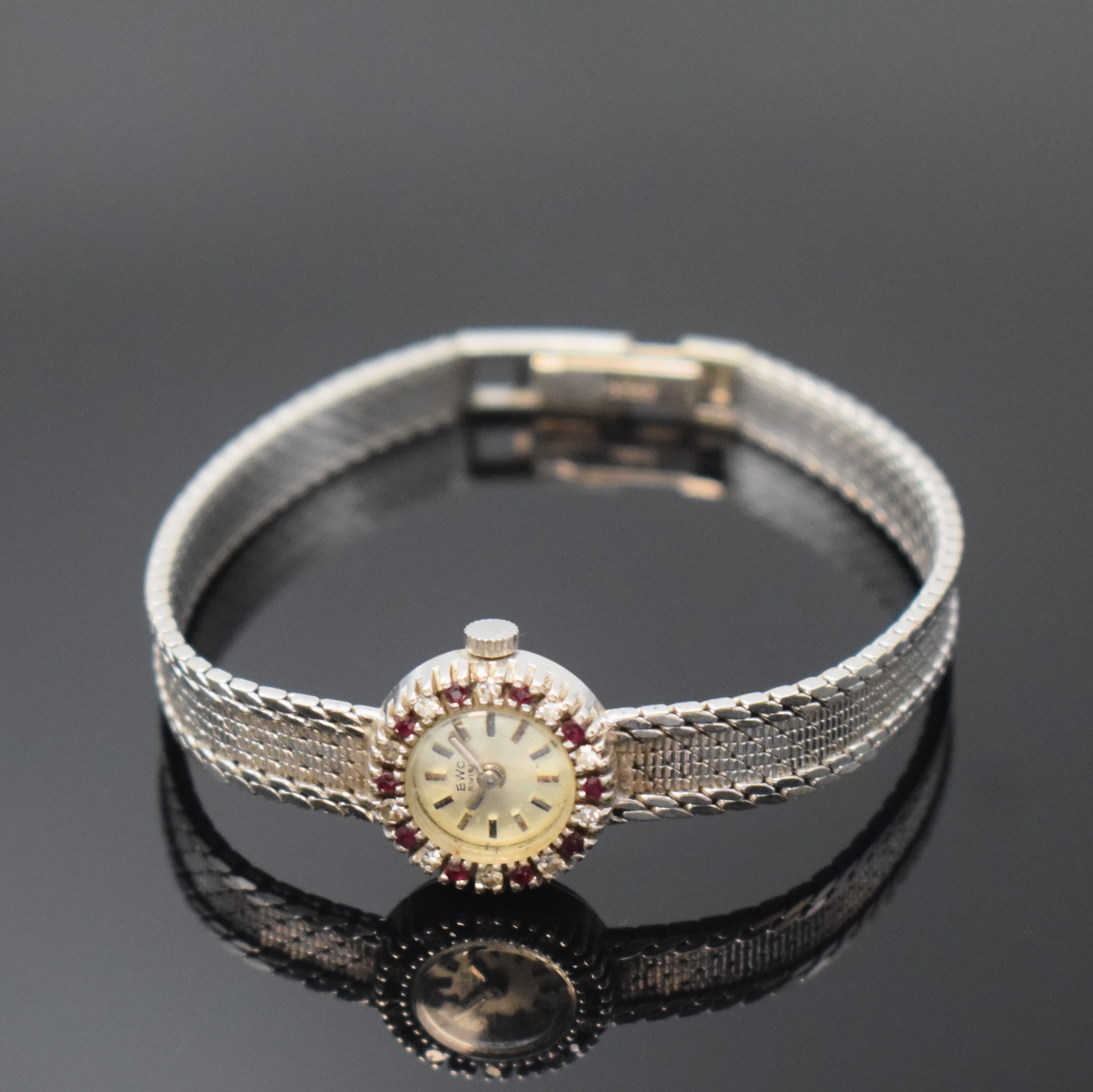 BWC Damenarmbanduhr in WG 585/000 mit Diamanten und Rubinen, Schweiz um 1965, Handaufzug, Boden aufgedr., Lünette aufw. m. Rubinen u. Diamanten ...