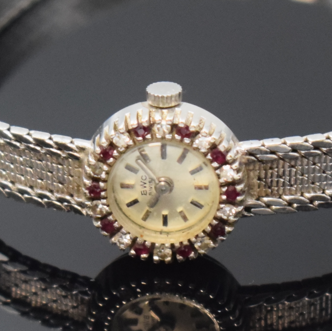 Detail a: BWC Damenarmbanduhr in WG 585/000 mit Diamanten und Rubinen, Schweiz um 1965, Handaufzug, Boden aufgedr., Lünette aufw. m. Rubinen u. Diamanten ...