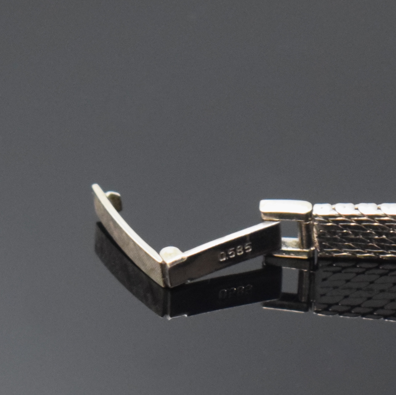 Detail b: BWC Damenarmbanduhr in WG 585/000 mit Diamanten und Rubinen, Schweiz um 1965, Handaufzug, Boden aufgedr., Lünette aufw. m. Rubinen u. Diamanten ...