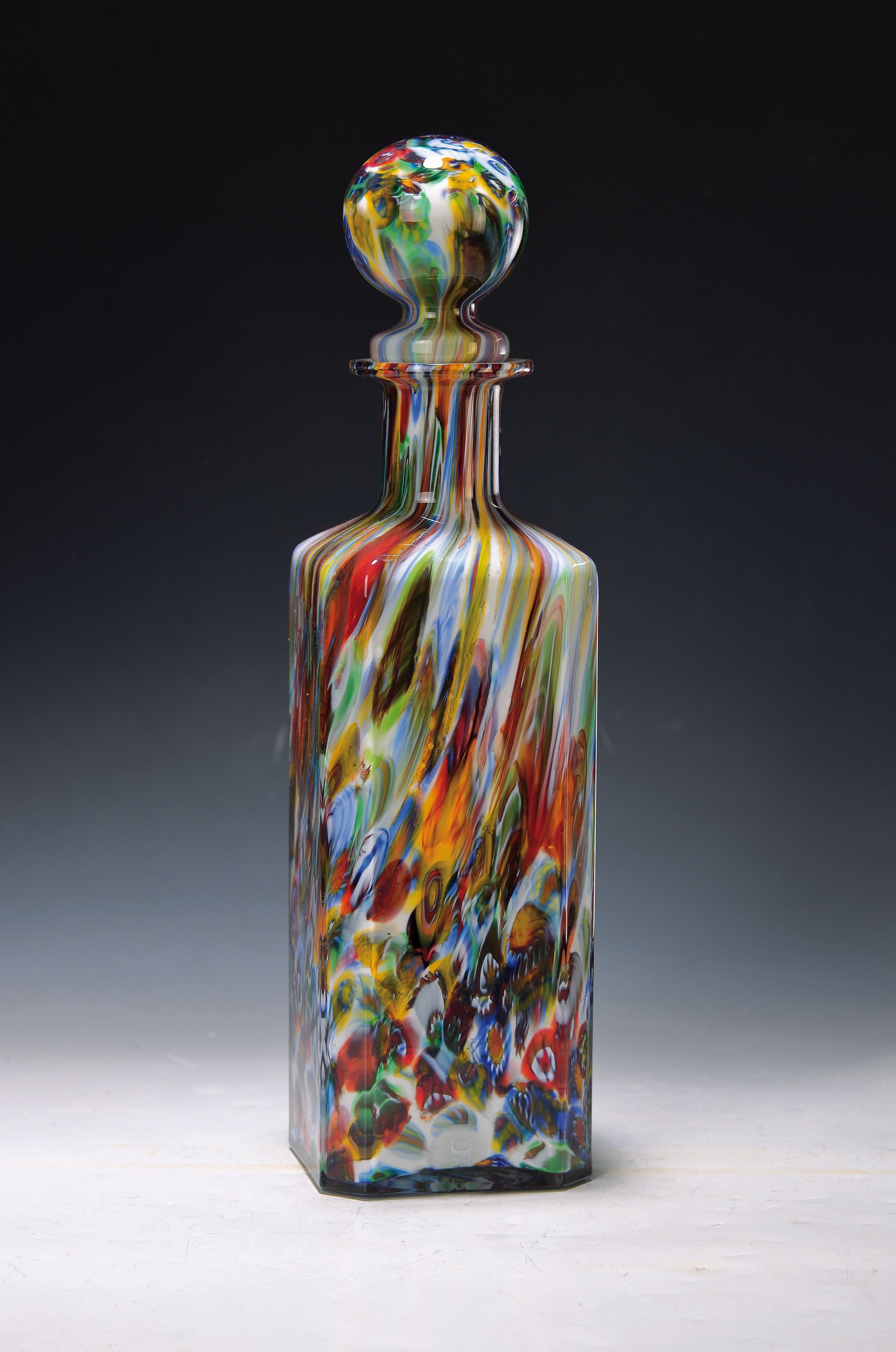 Glas-Karaffe, Murano, 1960/70er-Jahre, dickwandiges Glas, mundgeblasen, weißer Innenüberfang, farbige Murinen-Einschmelzungenz.T. verlaufend, mit ...