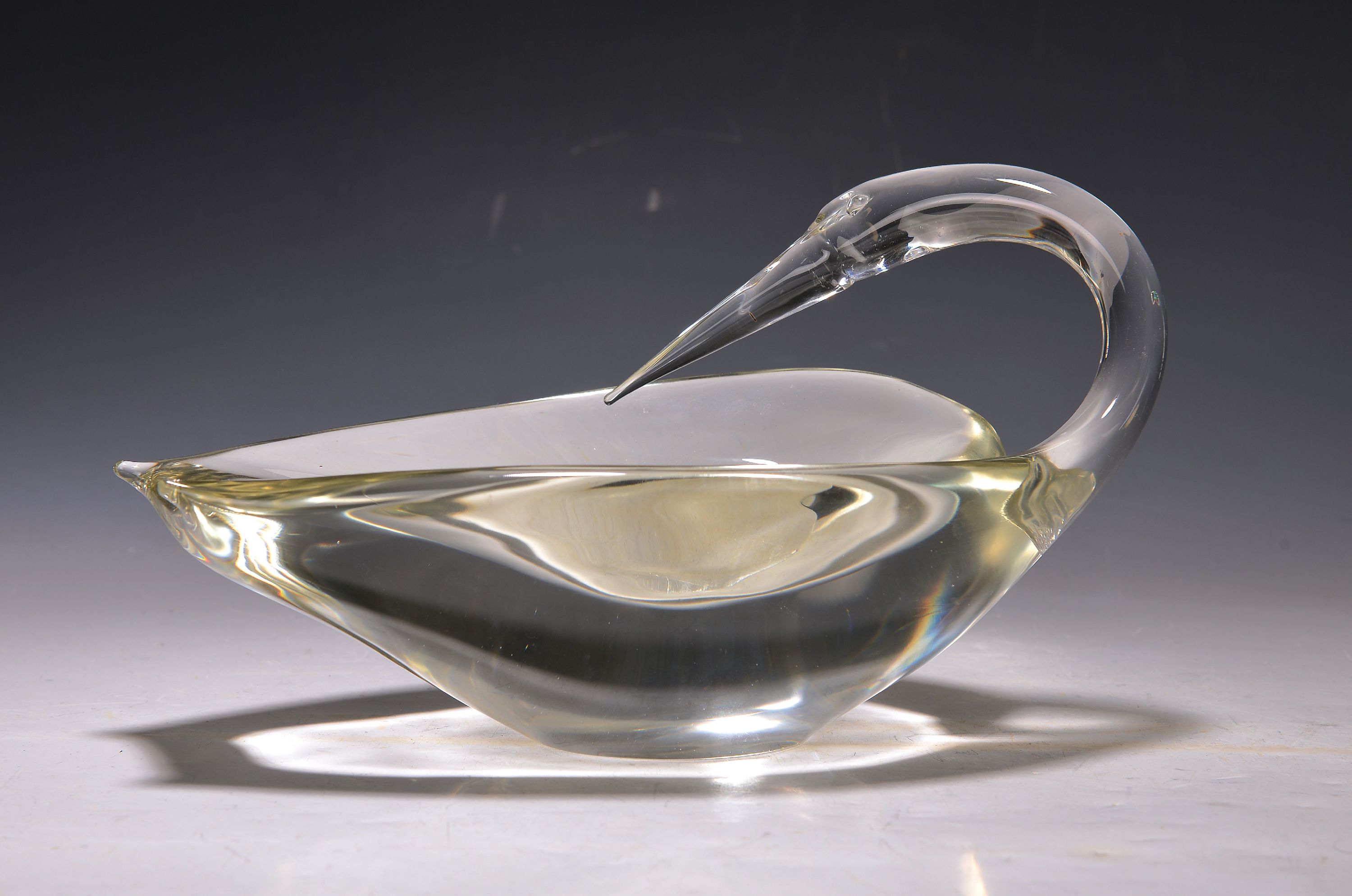 Detail a: Glasschale in Form eines Kranichs und Skulptureiner Taube aus Glas, Cenedese, Murano, 2.Hälfte 20.Jh., Taube hellblau eingefärbtes Glas, mit ...