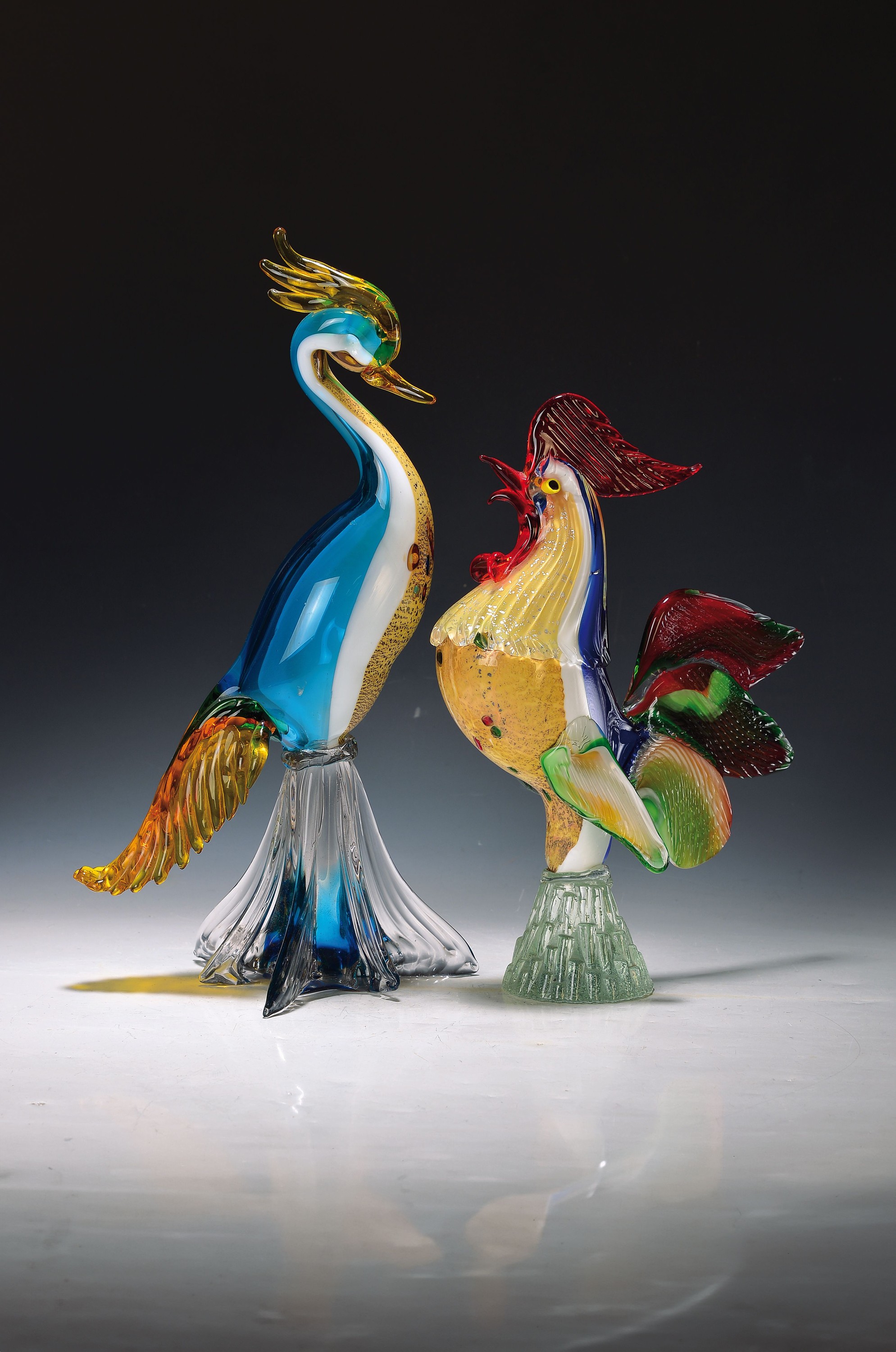 2 Vogelskulpturen aus Glas, 1960/70er-Jahre, Murano, Glas, farbig eingefärbt, mit verschiedenen Einschmelzungen an Glas, Murinen und Silberfolien, ...