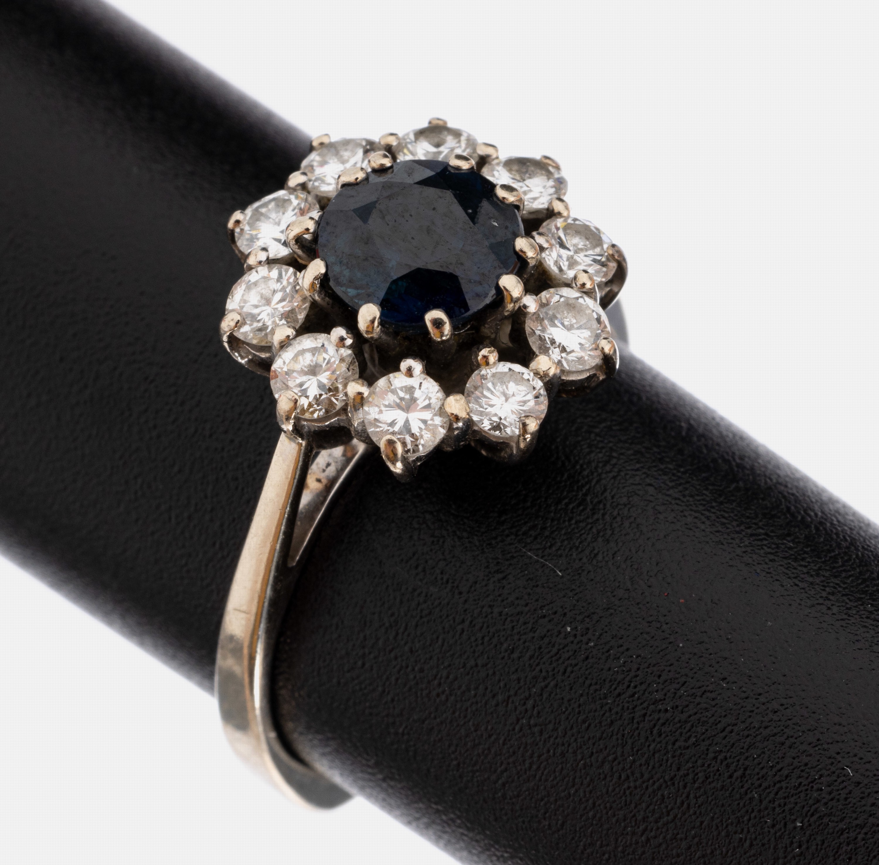 18 kt Gold Saphir-Brillant-Ring, WG 750/000, rundfacett. Saphir ca. 0.70 ct, 10 Brillanten zus. ca. 1.0 ct Weiß/si, ca. 3.6g, RW 51