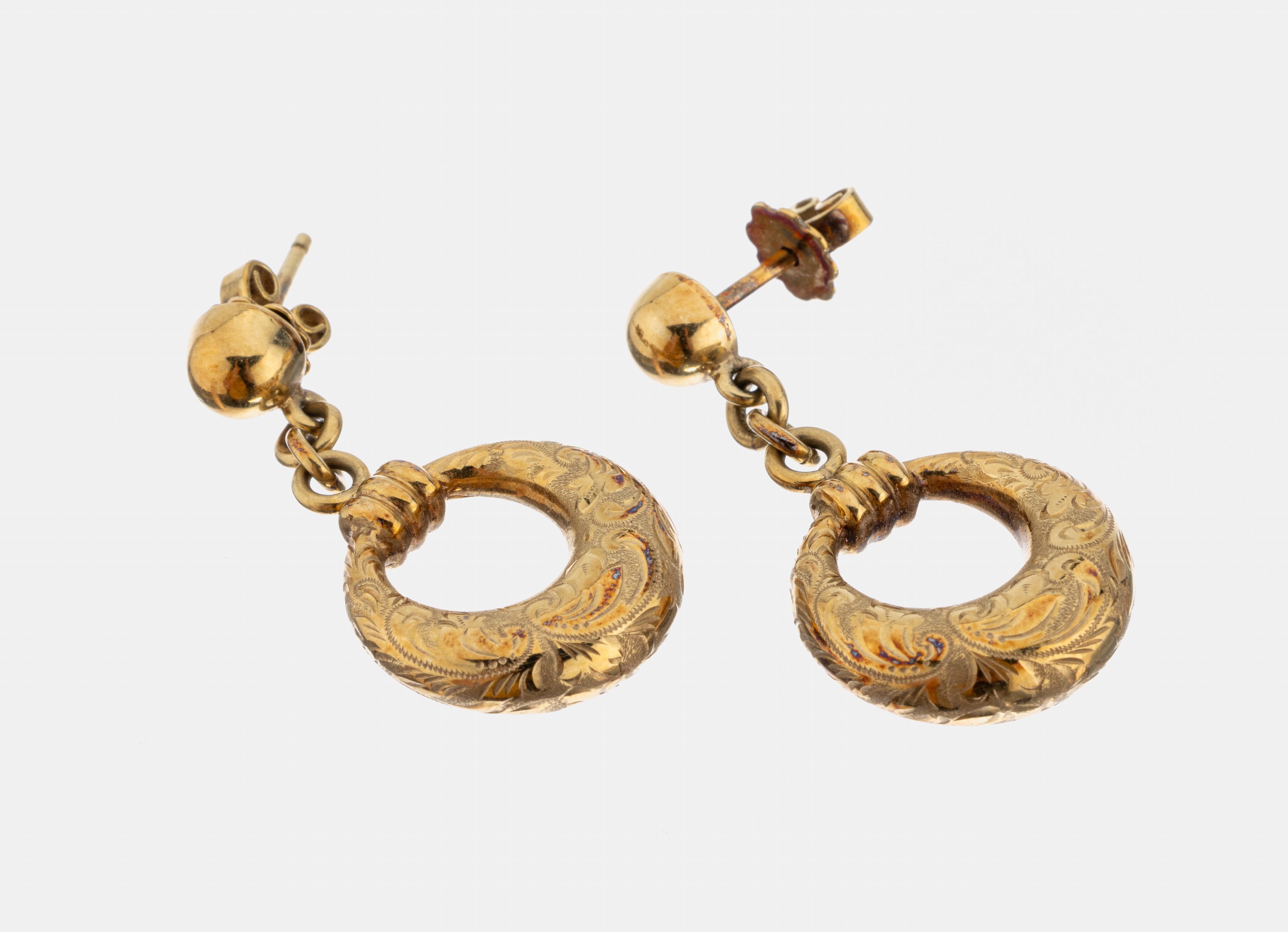 Detail a: Paar 14 kt Gold Ohrgehänge, 1950er Jahre, GG 585/000, bewegliche Abhängungen graviert, L. ca. 3.5 cm, ca. 6.0 g