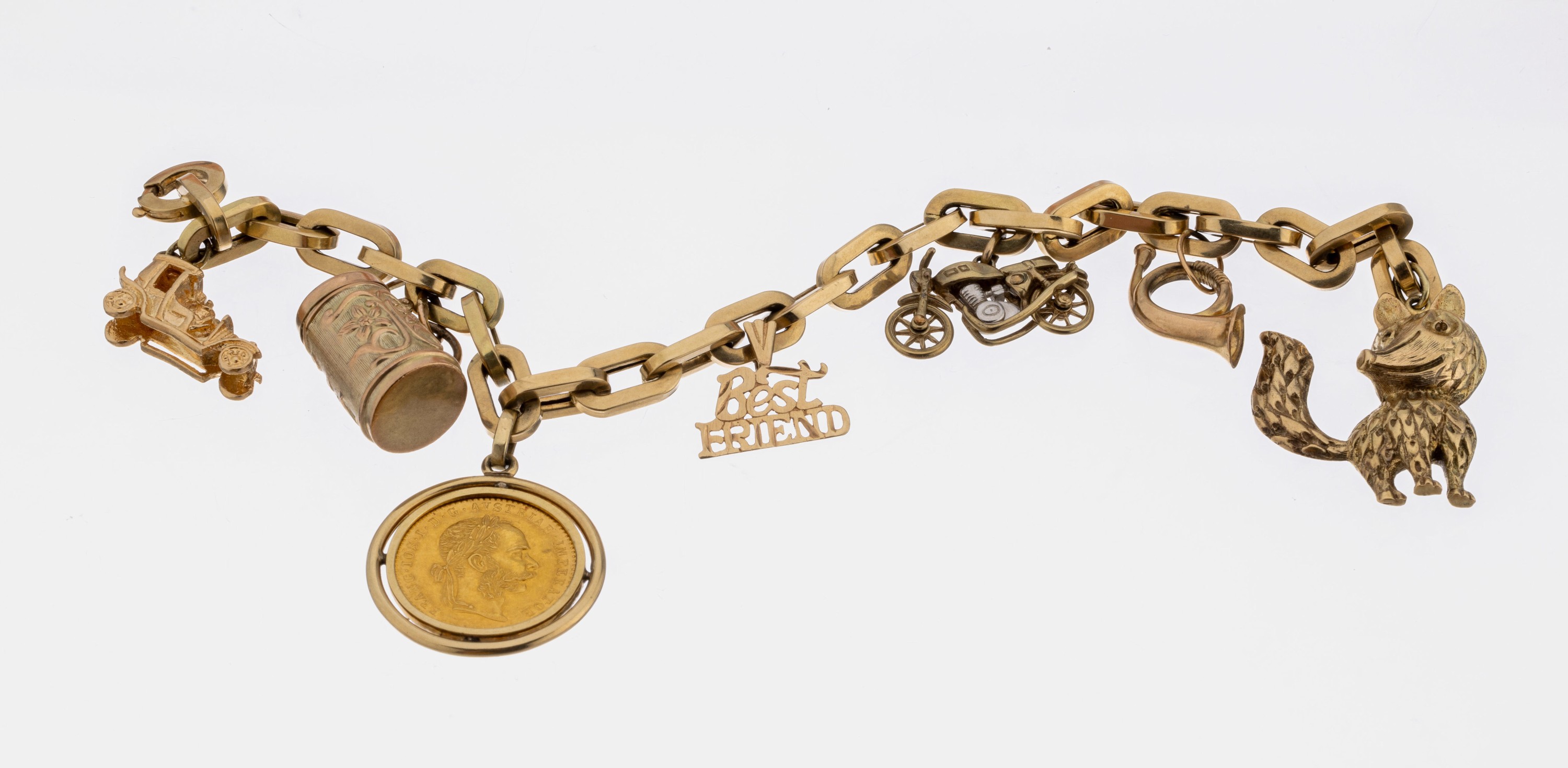14 kt Bettelarmband, GG 585/000, versch. Abhängungen, u.a. Krug, Motorrad, Fuchs und 1 x Goldmünze, versch. Legierungen, L. ca. 19.5 cm, ...