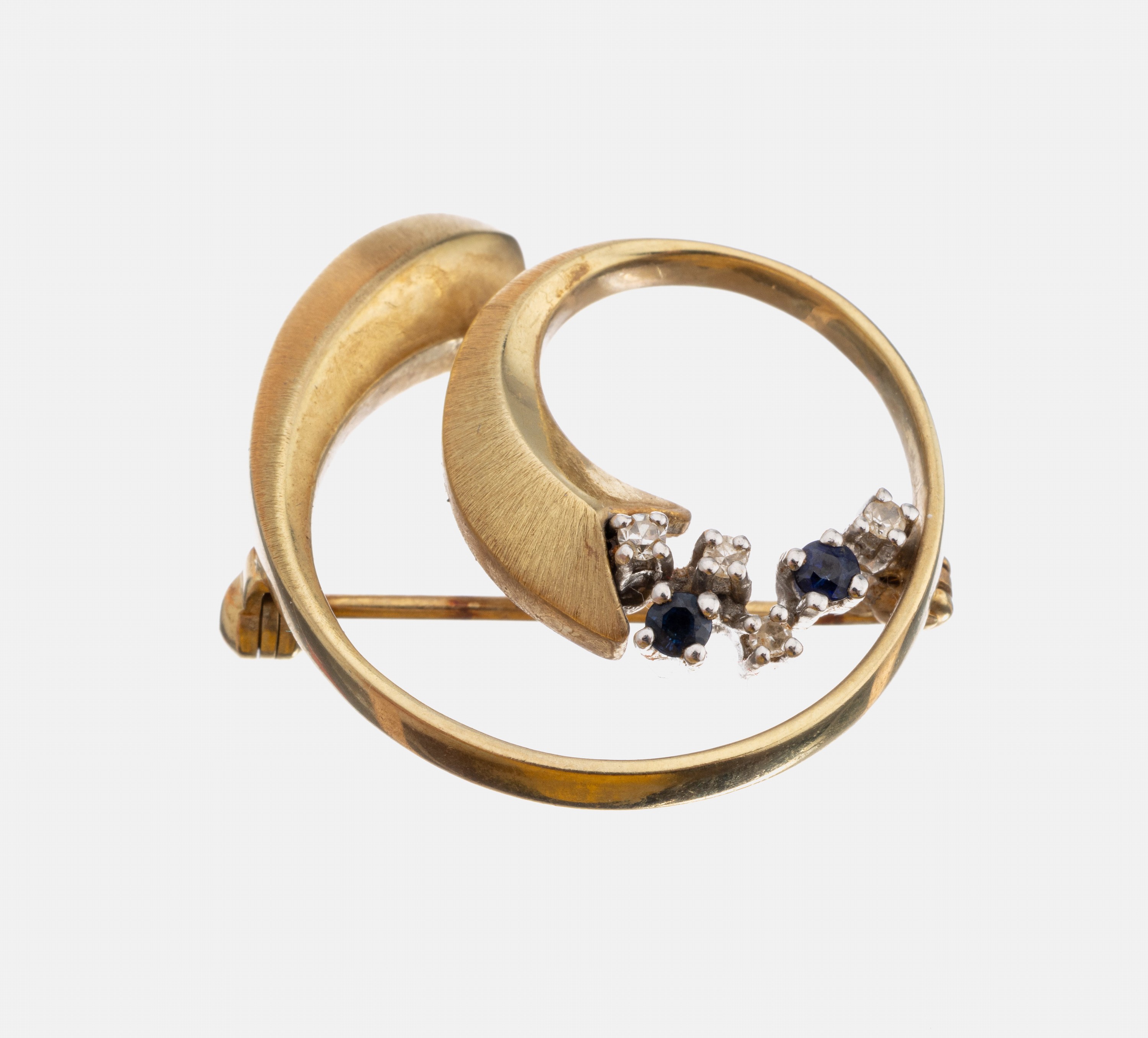 14 kt Gold Saphir-Diamant-Brosche, GG/WG 585/000, schneckenf., bes. mit facett. Saphiren und Diamanten, D. ca. 2.8 cm, ca. 6.8g