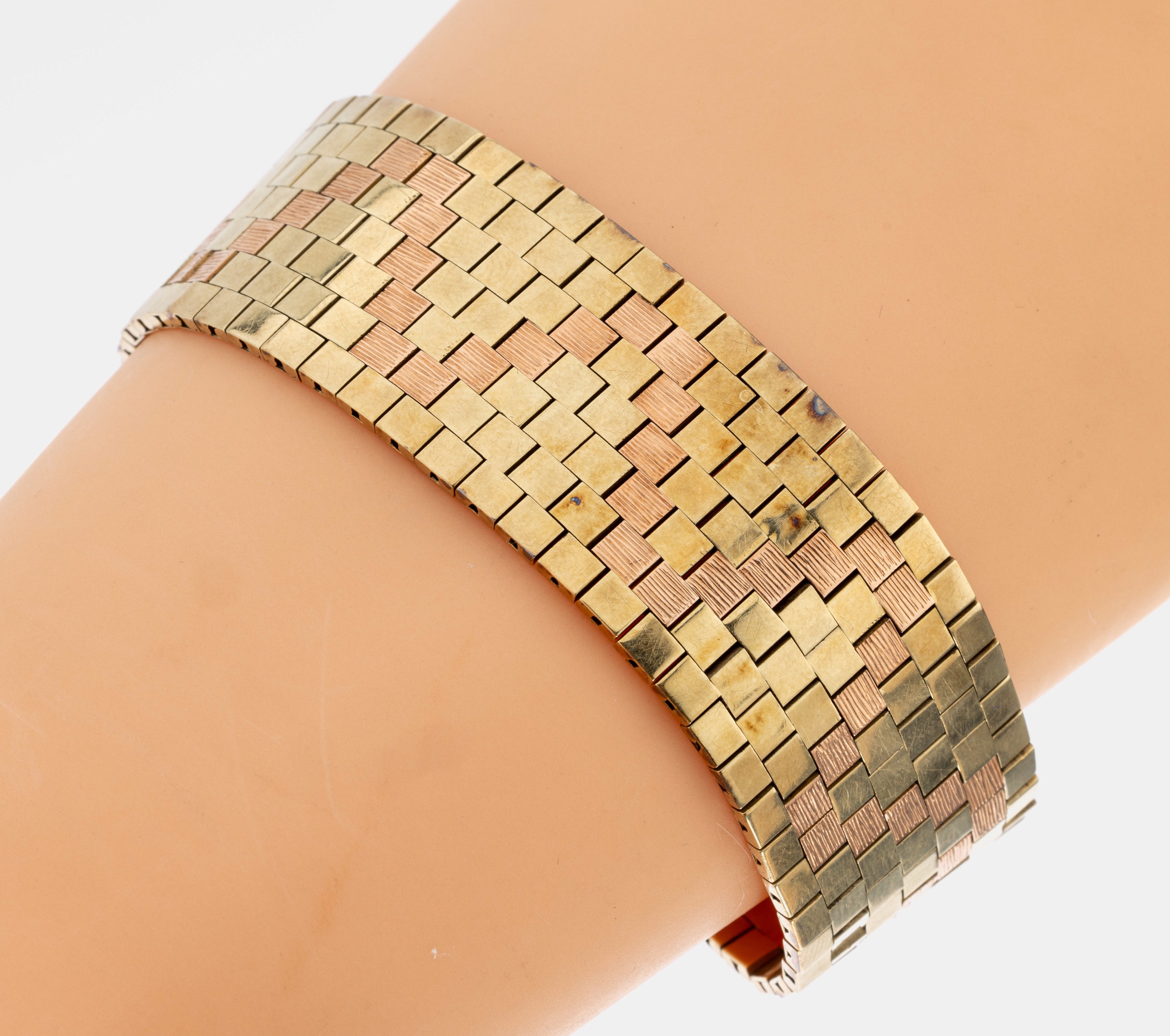 14 kt Gold Armband, GG/RoseG 585/000, Zickzackmuster in RoseG, L. ca. 19 cm, B. ca. 2 cm, ca. 71.8 g, Kastenschloss mit 2 Sicherheitsachten