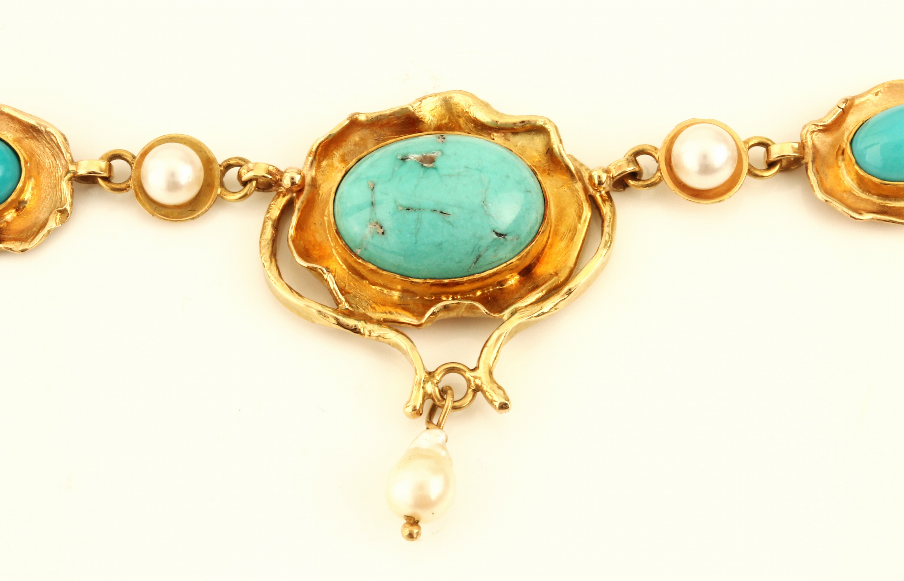 Detail a: 14 kt Gold Türkis-Perl-Collier, GG 585/000,5 ovale Türkiscabochons, 5 weiße Zuchtperlchenca. 4.7 mm, L. ca. 43 cm, Kastenschloss mit ...