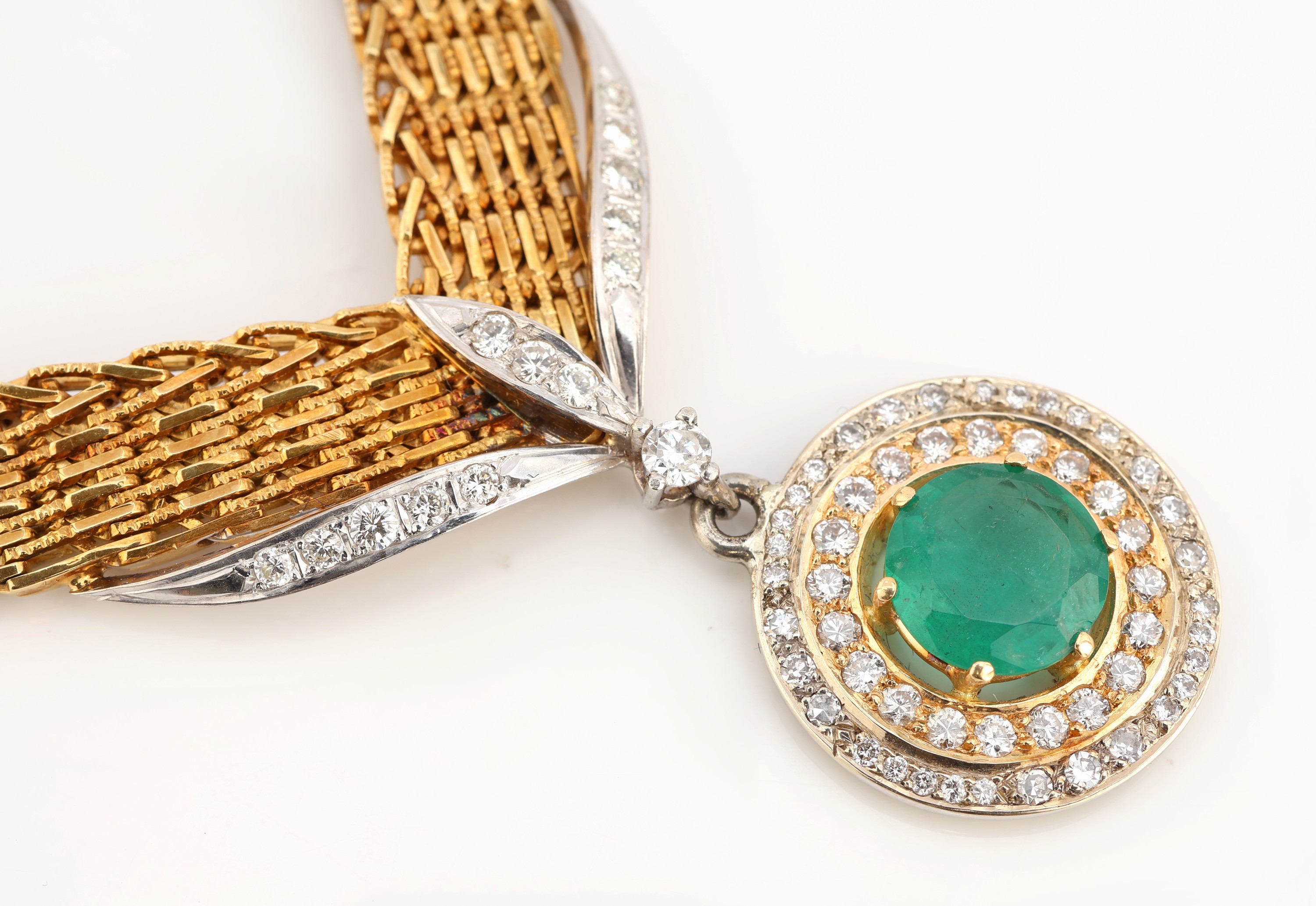 Detail a: 14 kt Gold Smaragd-Diamant-Collier, GG/WG 585/000 gepr., rundfacett. Smaragd ca. 2.80 ct, 66 Brillanten und Diamanten zus. ca. 0.82 ct Weiß/si-p, ...