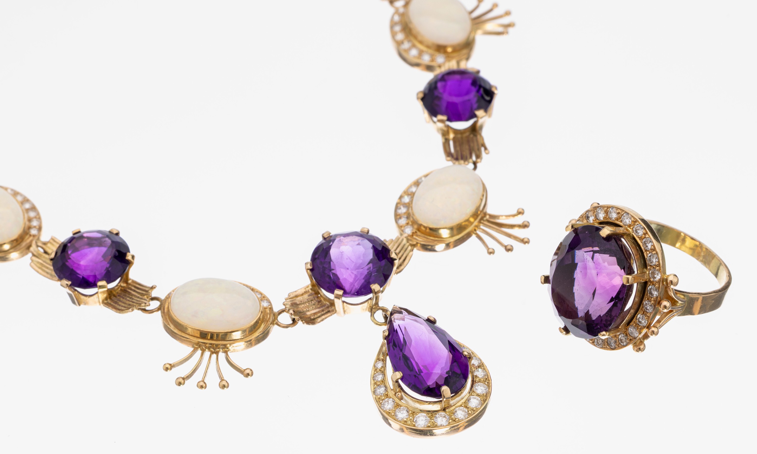 14 kt Gold Amethyst-Opal-Brillant-Schmuckset, GG 585/000, best. aus: Ring: ovalfacett. Amethyst ca. 11.0 ct, 24 Brillanten zus. ca. 0.70 ct ...