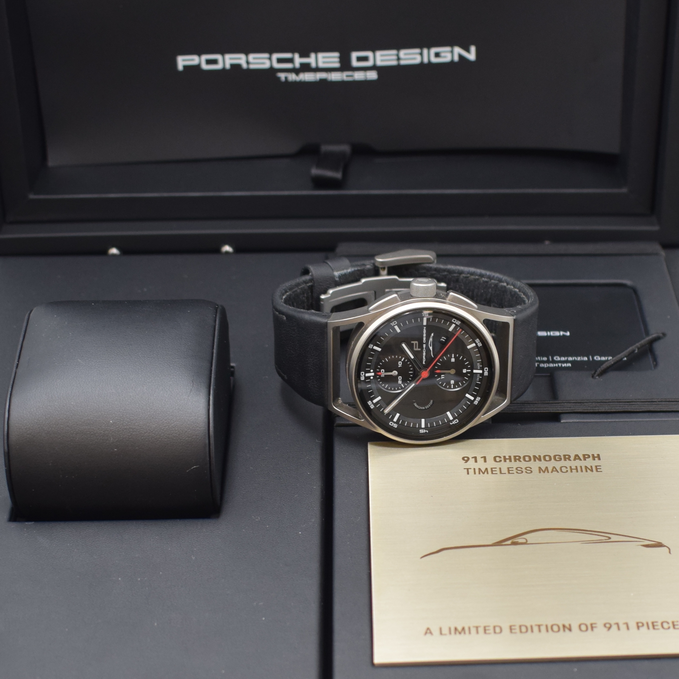 Detail e: PORSCHE DESIGN Timless Maschine auf 911 Stück limitierter Armbandchronograph Referenz 6020.1.01.004.07.2, Automatik, beids. vergl. Titangeh. inkl. ...