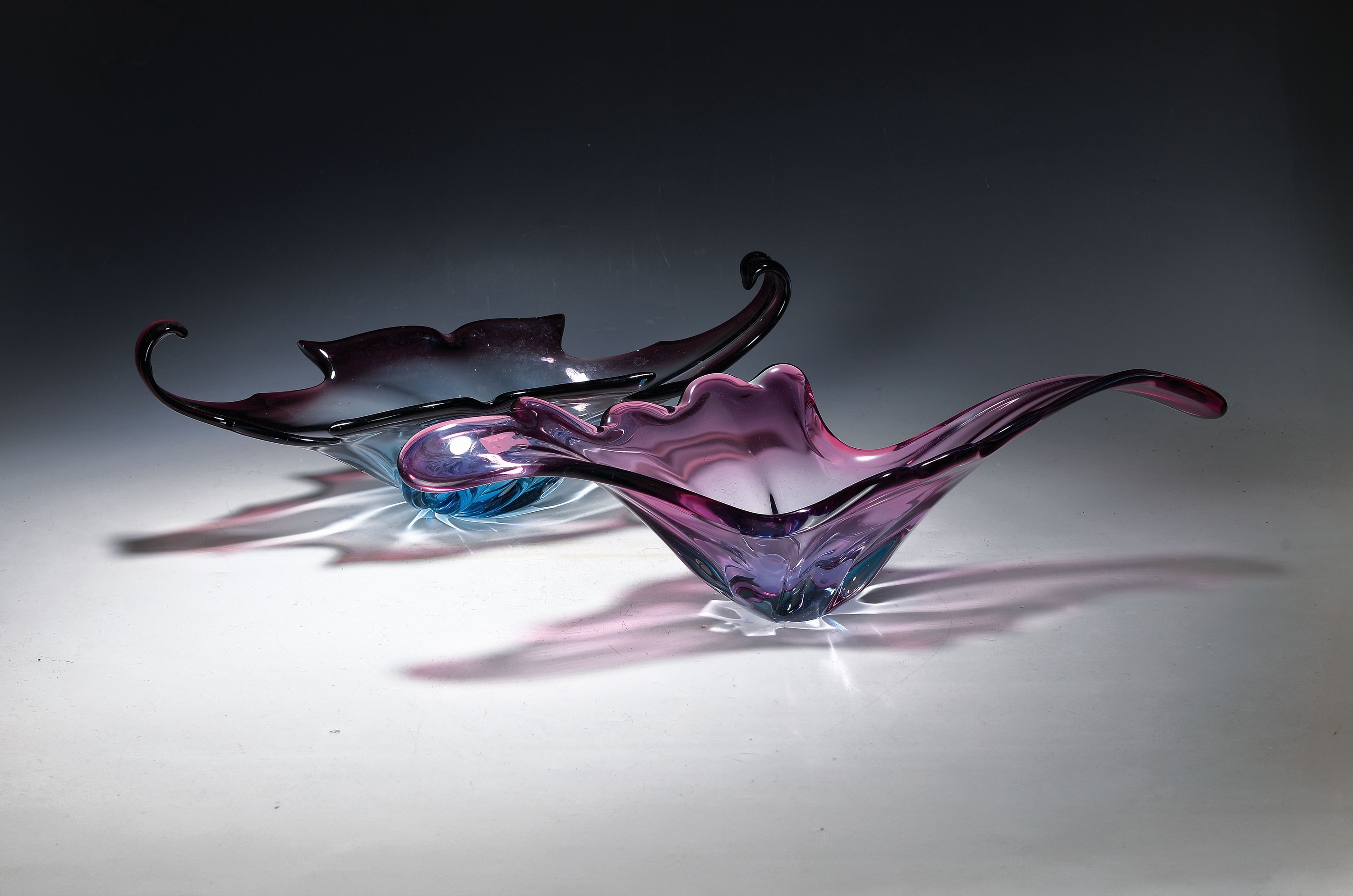 2 Glasschalen, 1960/70er-Jahre, Murano, amethyst-farben überfangenes Glas, organisch geschwungene Formen, 55x20x15 / 48x20x16 cm, Gebrauchsspuren