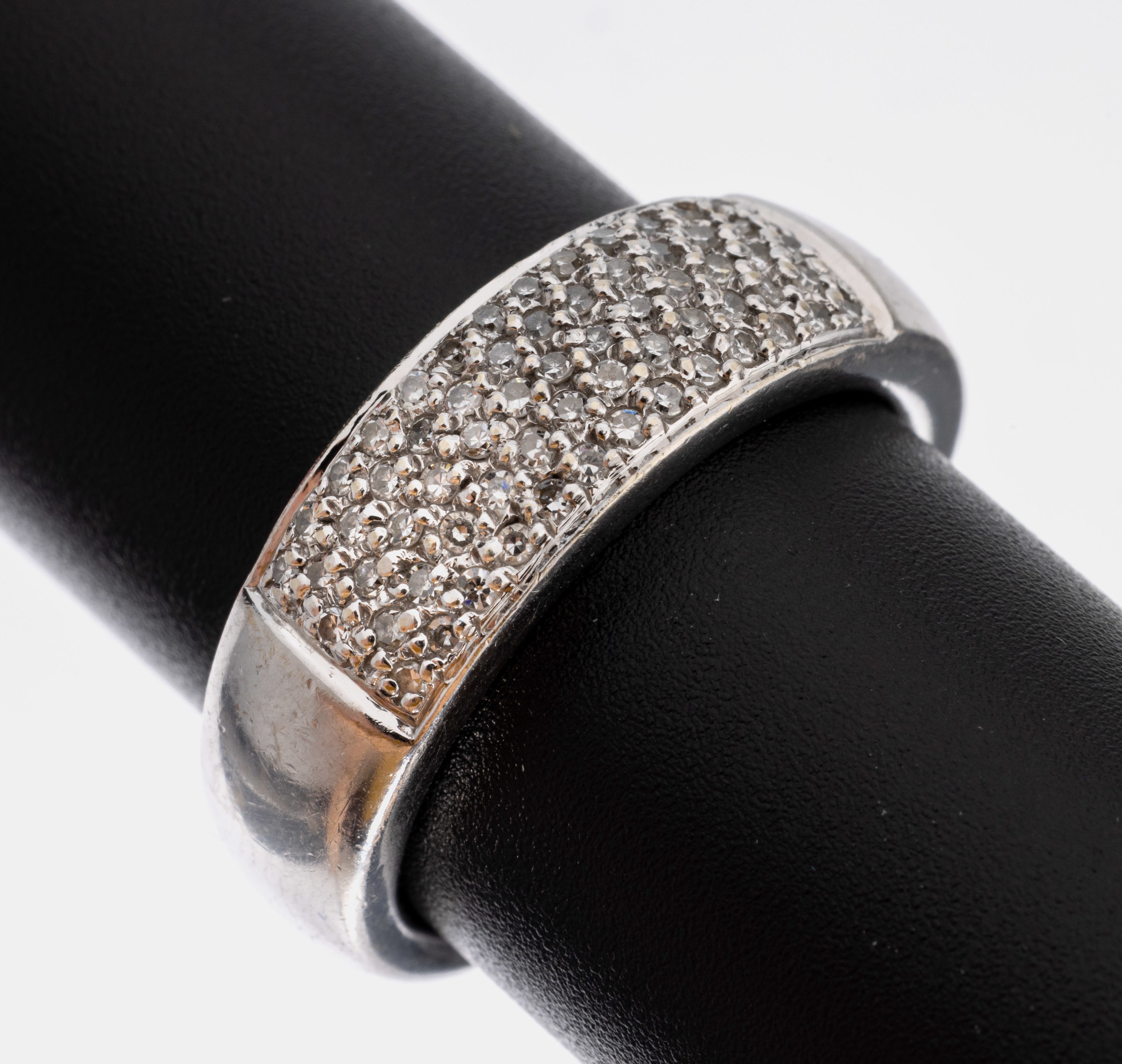 14 kt Gold Brillant-Ring, WG 585/000, mittig mit 63 Brillanten zus. ca. 0.30 ct Weiß/si, RW 58, ca. 8.8 g, mit Zertifikat