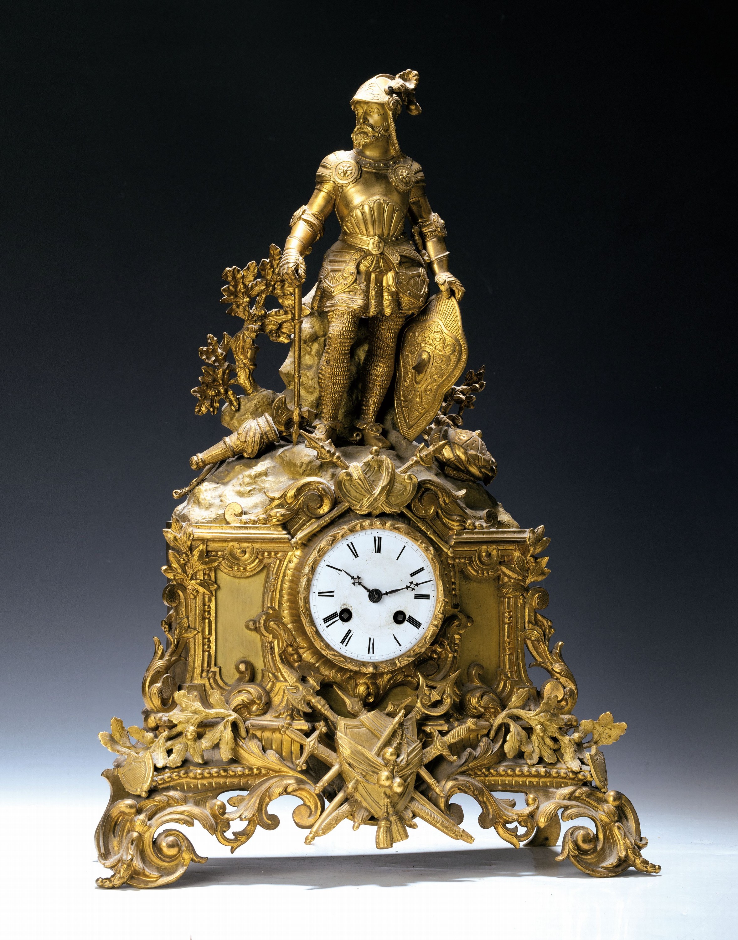 Pendule, Frankreich um 1860/70, Bronzegehäuse, heroischer Dekor, in sehr fein gearbeiteter Ausführung, Wappenschild, Eichenlaub und bekrönender ...
